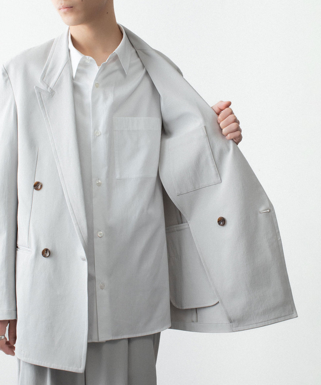 【 ATTACHMENT 】PE/CO/LI DRY TWILL DOUBLE-BREASTED JKT - L.GRAY