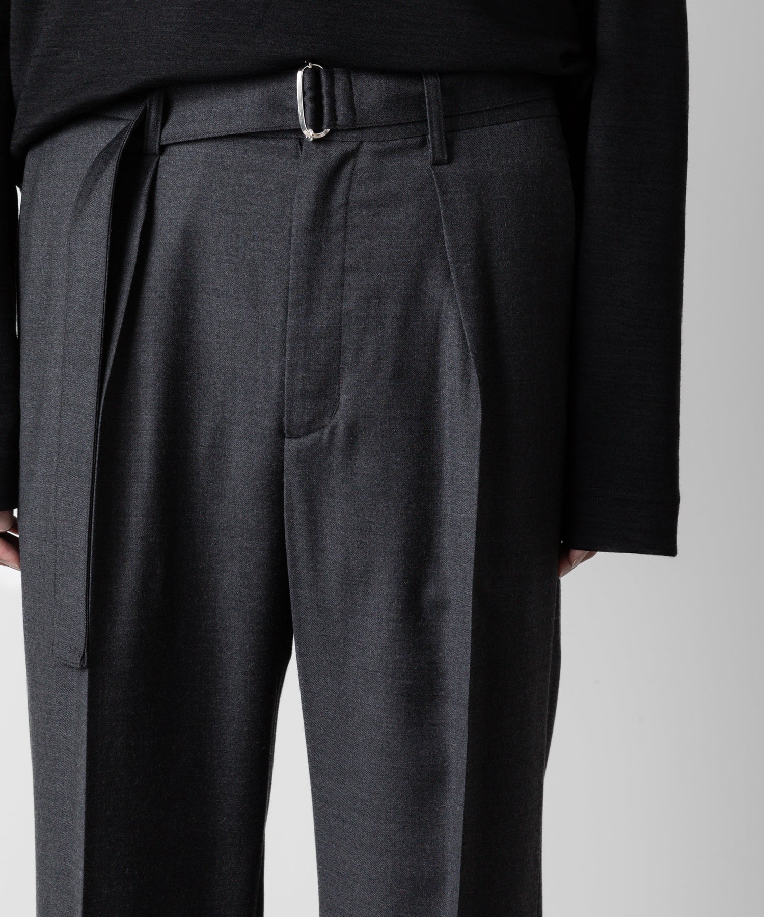 ATTACHMENT アタッチメントのWASHABLE WO/PE STRETCH SAXONY BELTED WIDE TROUSERS - D.GRAY 公式通販サイトsession福岡セレクトショップ