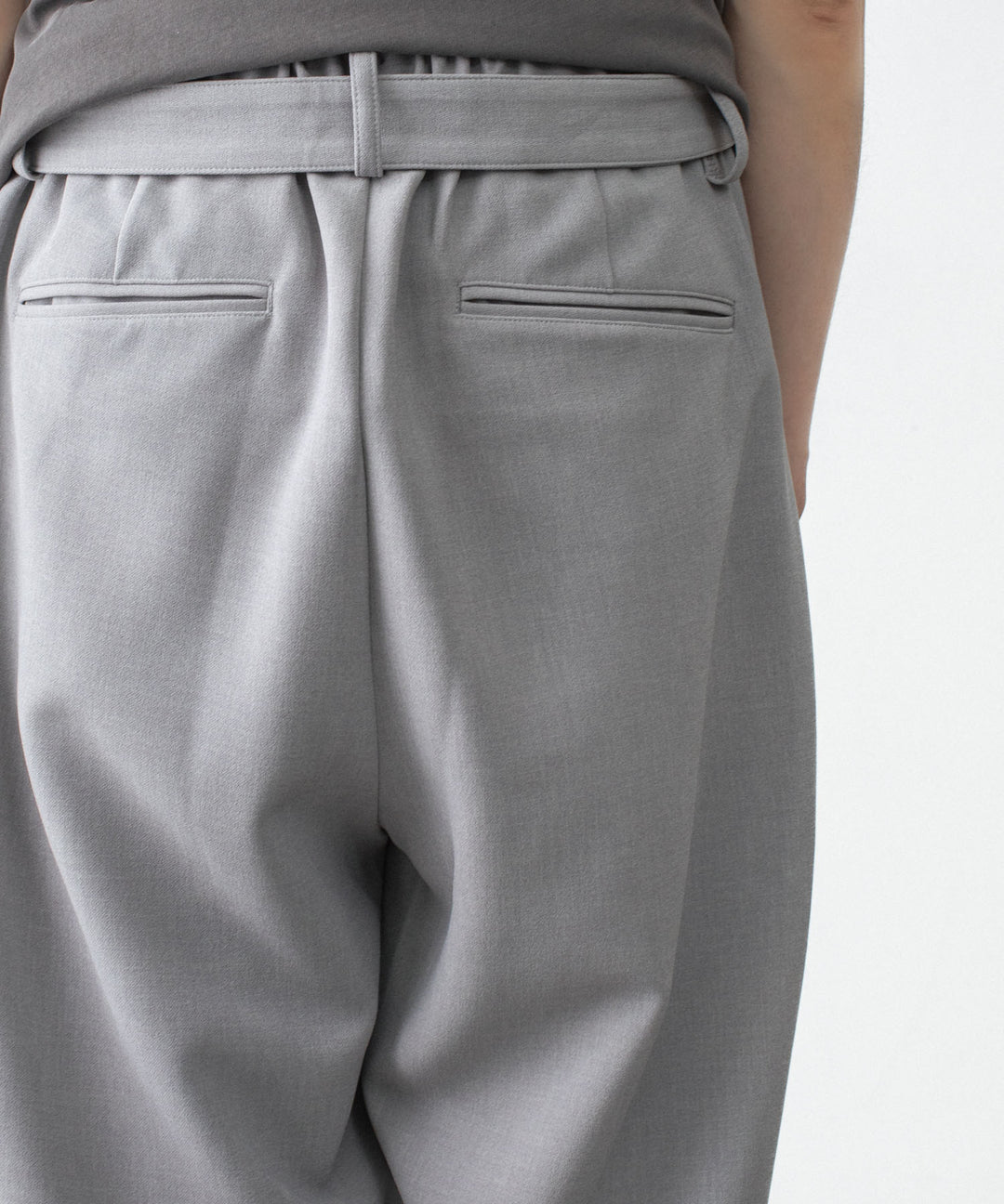 ATTACHMENT アタッチメントのPE STRETCH DOUBLE CLOTH BELTED WIDE TAPERED TROUSERS - L.GRAYの公式通販サイトsession福岡セレクトショップ
