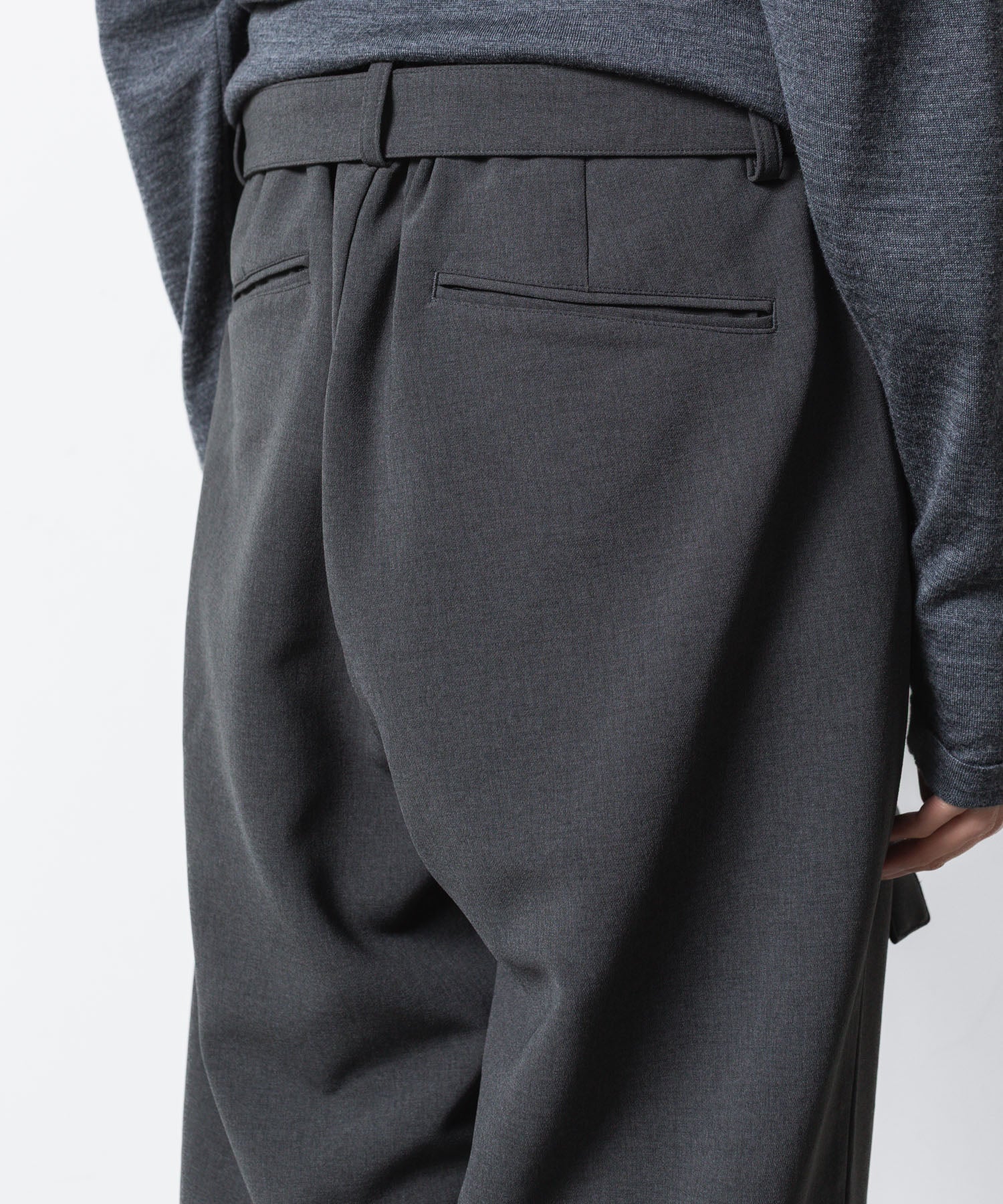 ATTACHMENT アタッチメントのPE STRETCH DOUBLE CLOTH BELTED WIDE TAPERD TROUSERS - X.GRAYの公式通販サイトsession福岡セレクトショップ