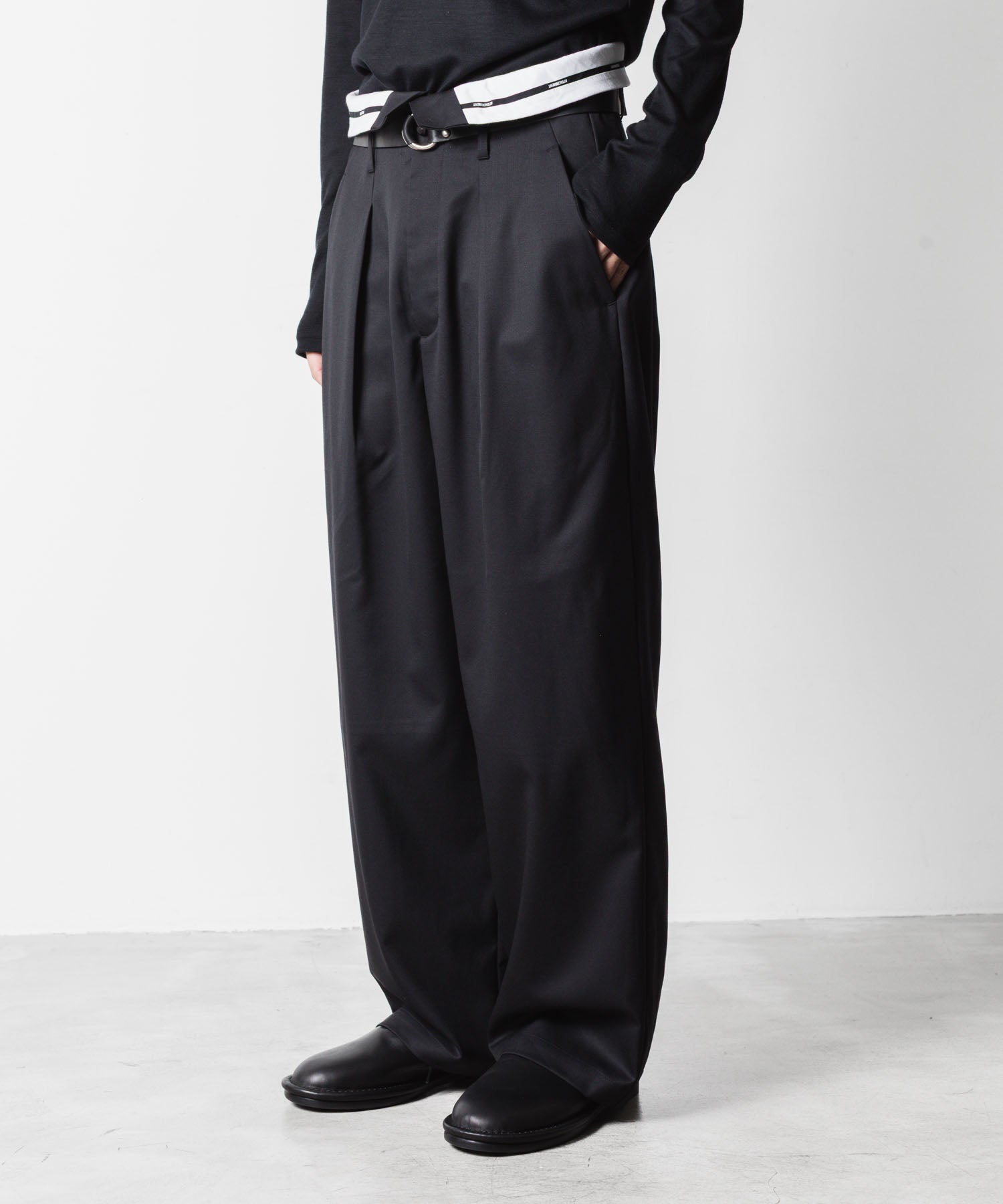 ATTACHMENT アタッチメントのT/W/SI STRETCH GABARDINE FLAP TROUSERS - BLACKの公式通販サイトsession福岡セレクトショップ