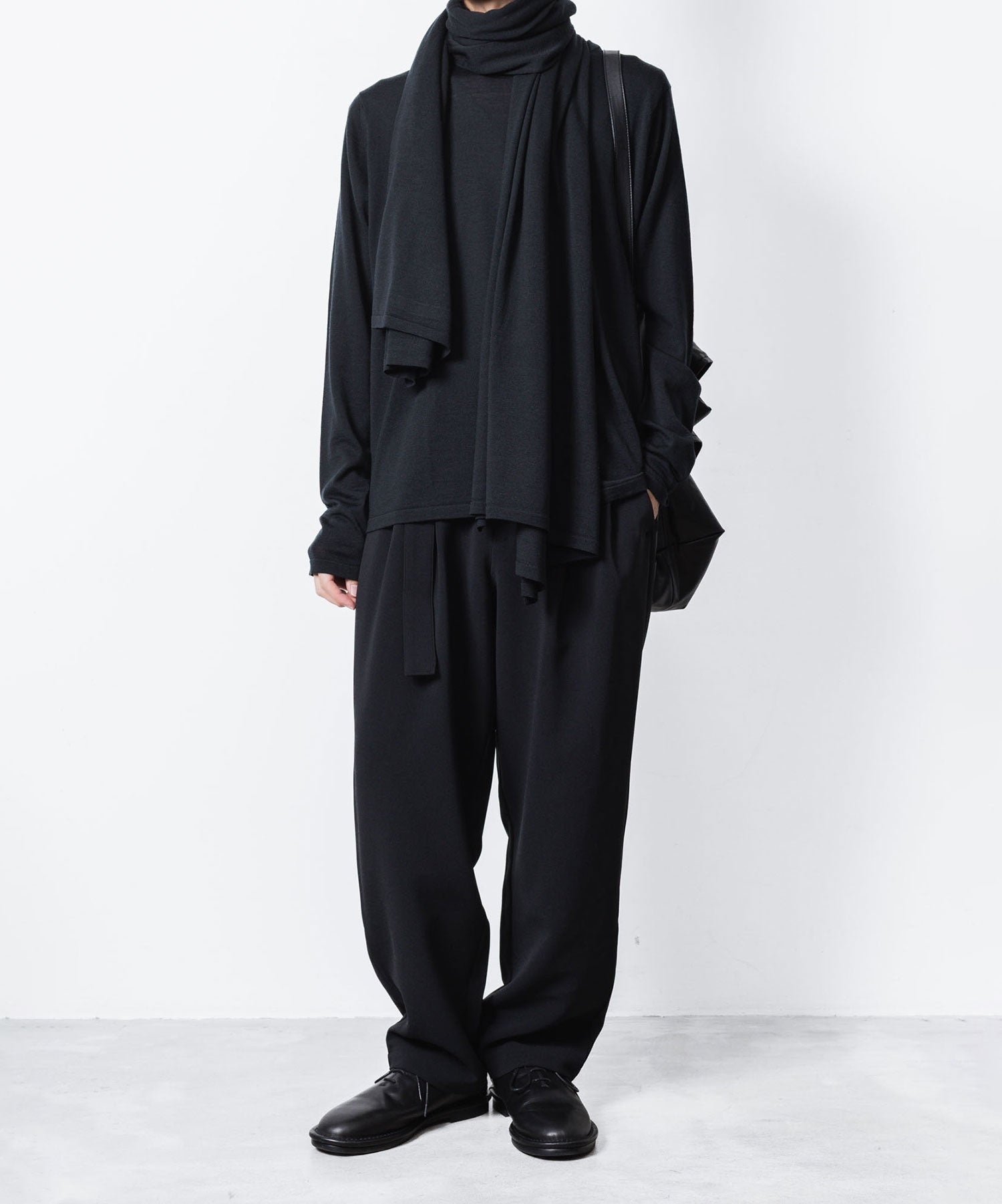 【 ATTACHMENT × JOHN SMEDLEY 】× JOHN SMEDLEY MERINO EXTRAFINE WELTED CREW NECK L/S - BLACK