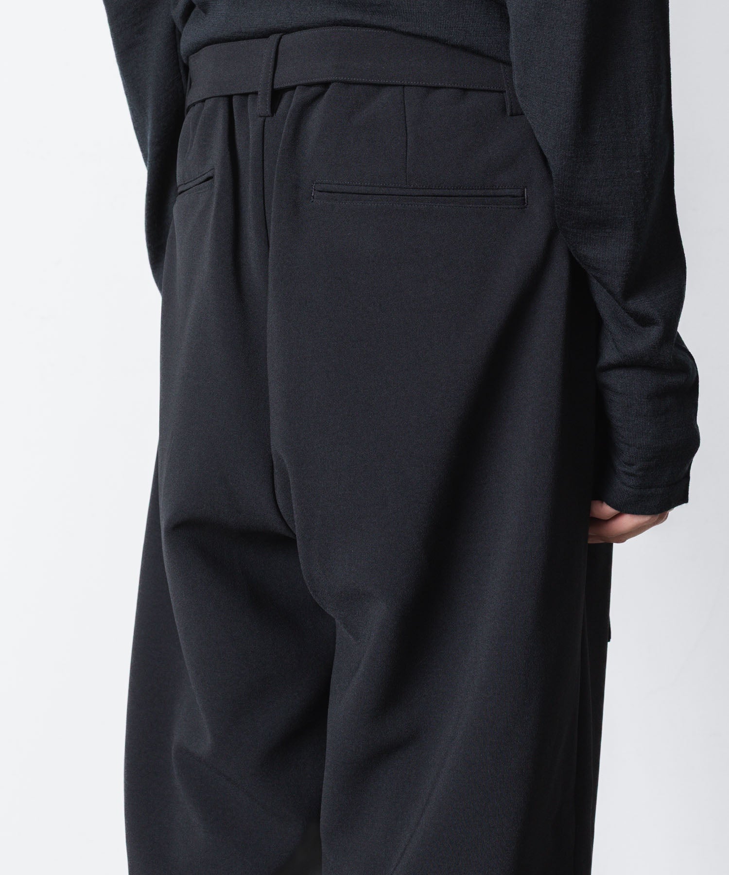 ATTACHMENT アタッチメントのPE STRETCH DOUBLE CLOTH BELTED WIDE TAPERD TROUSERS - BLACKの公式通販サイトsession福岡セレクトショップ