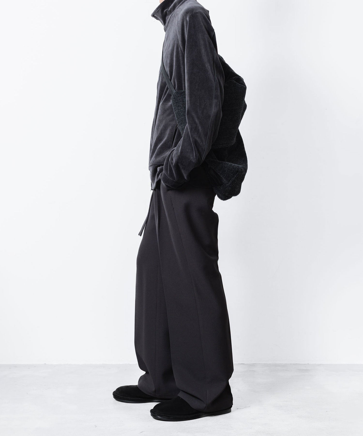 ATTACHMENT アタッチメントのPE STRETCH DOUBLE CLOTH BELTED STRAIGHT TROUSERS - D.GRAYの公式通販サイトsession福岡セレクトショップ