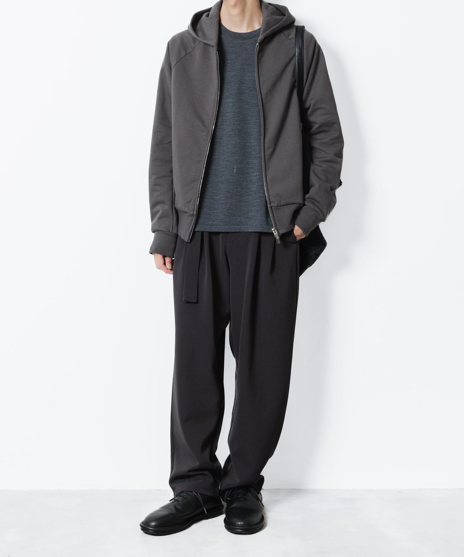 ATTACHMENT アタッチメントのPE STRETCH DOUBLE CLOTH BELTED WIDE TAPERD TROUSERS - D.GRAYの公式通販サイトsession福岡セレクトショップ