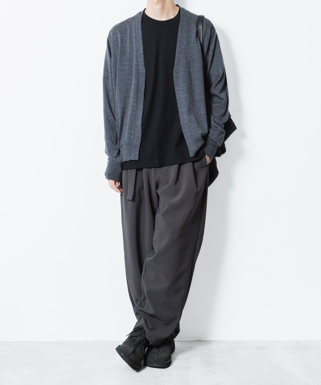 ATTACHMENT アタッチメントのPE STRETCH DOUBLE CLOTH BELTED WIDE TAPERD TROUSERS - X.GRAYの公式通販サイトsession福岡セレクトショップ