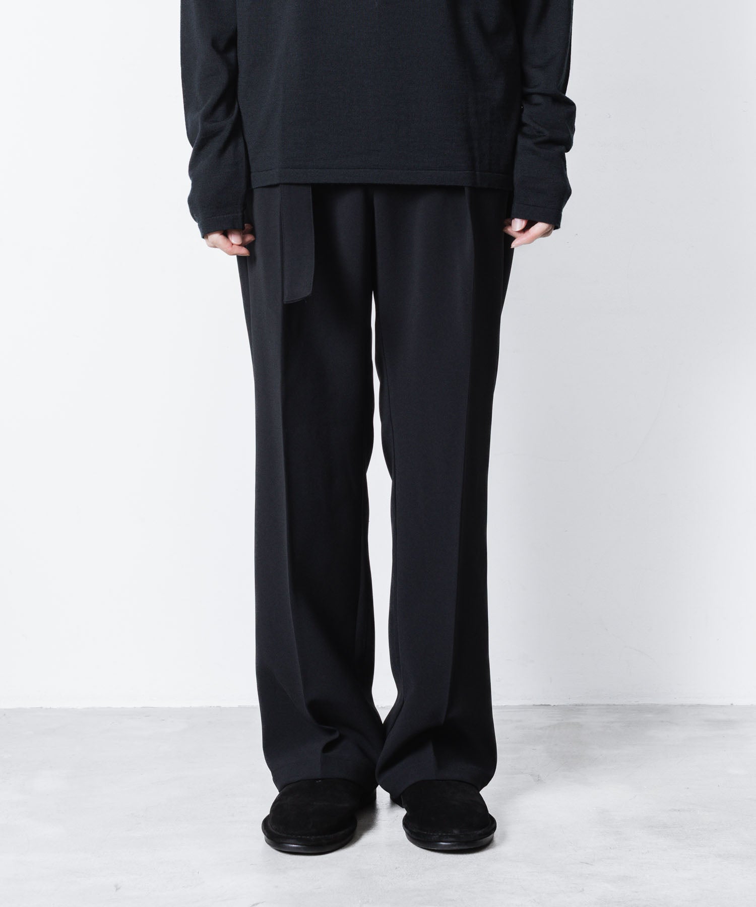 ATTACHMENT アタッチメントのPE STRETCH DOUBLE CLOTH BELTED STRAIGHT TROUSERS - BLACKの公式通販サイトsession福岡セレクトショップ