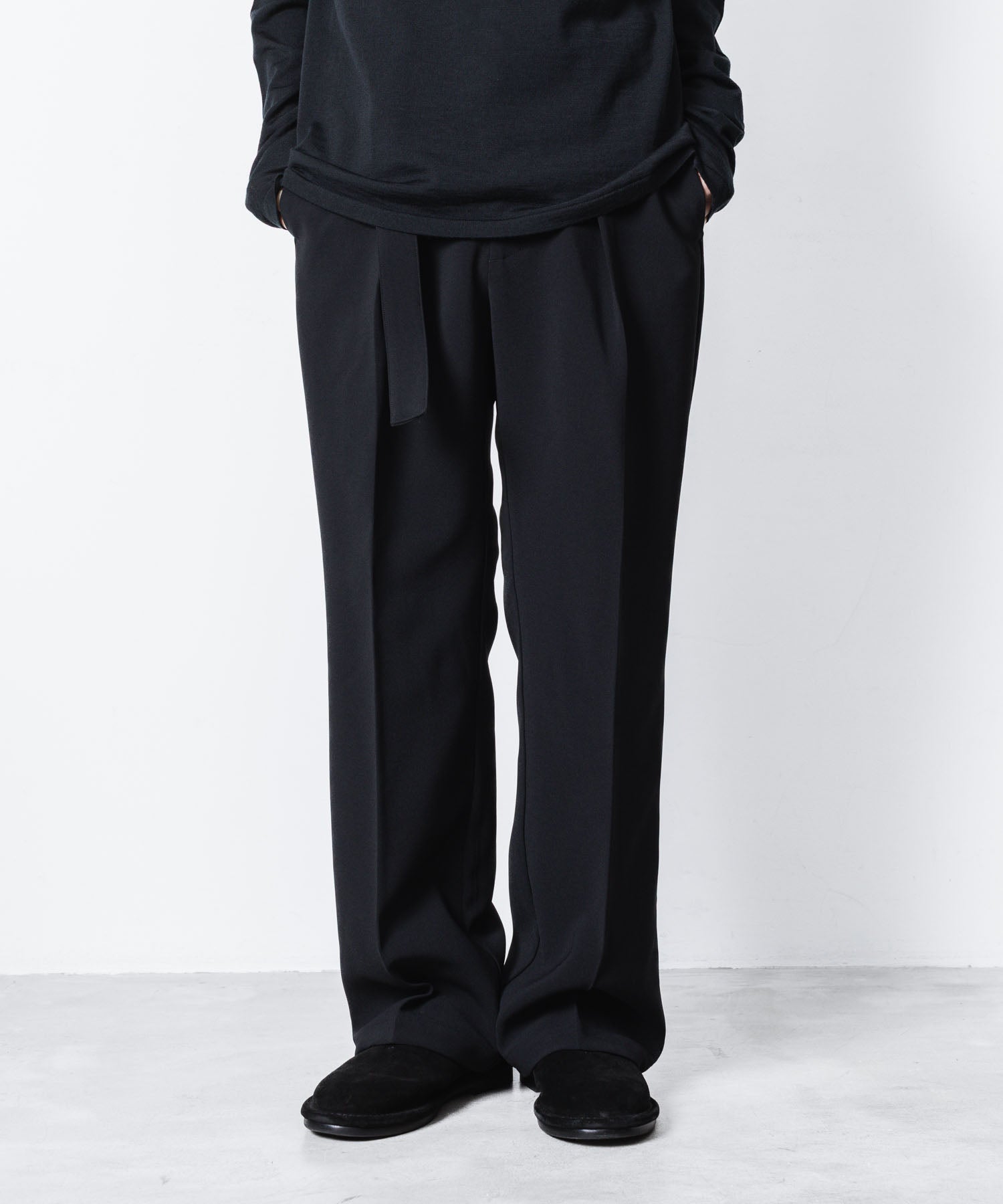 ATTACHMENT アタッチメントのPE STRETCH DOUBLE CLOTH BELTED STRAIGHT TROUSERS - BLACKの公式通販サイトsession福岡セレクトショップ