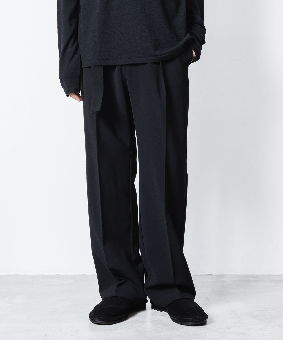ATTACHMENT アタッチメントのPE STRETCH DOUBLE CLOTH BELTED STRAIGHT TROUSERS - BLACKの公式通販サイトsession福岡セレクトショップ