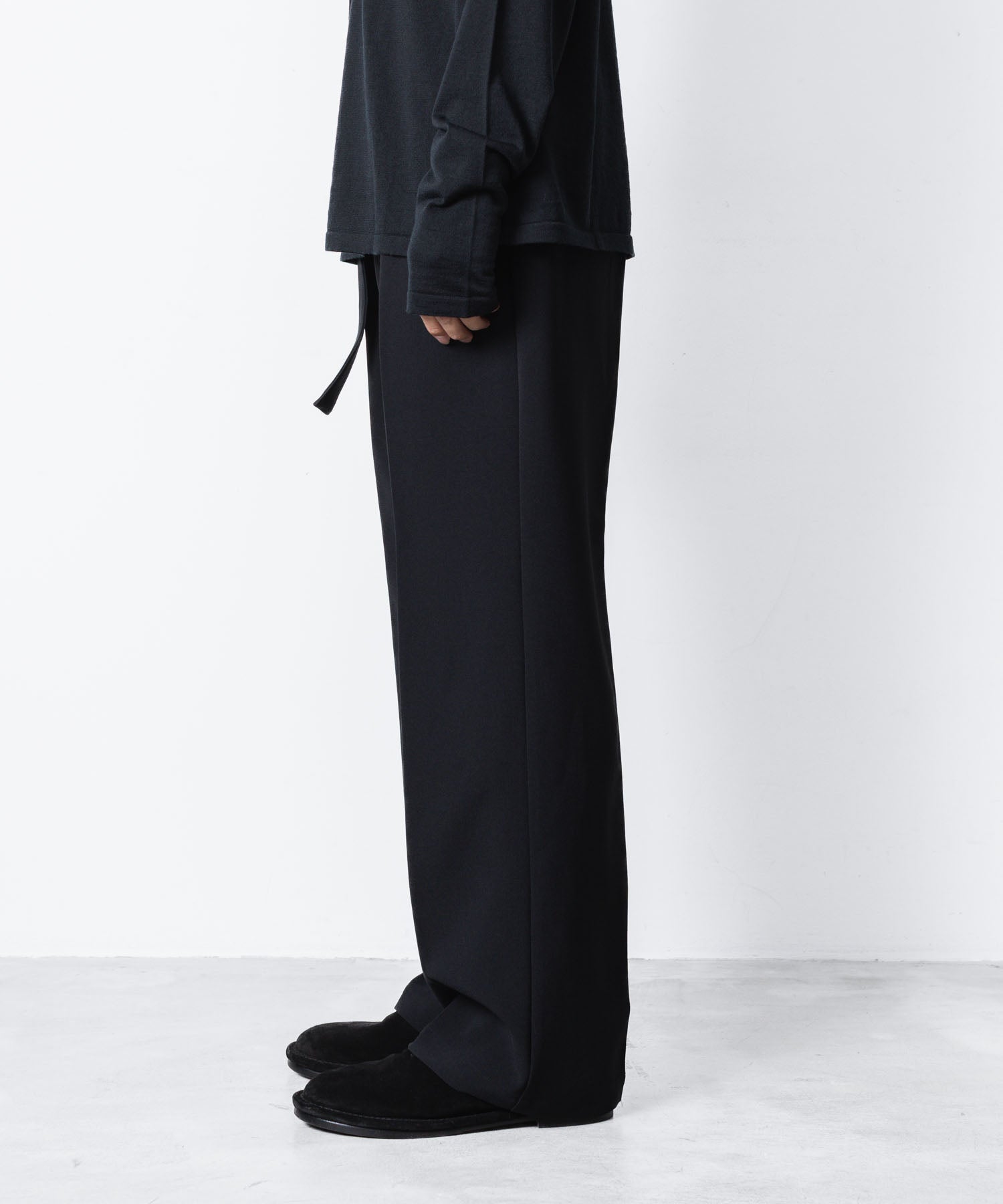 ATTACHMENT アタッチメントのPE STRETCH DOUBLE CLOTH BELTED STRAIGHT TROUSERS - BLACKの公式通販サイトsession福岡セレクトショップ