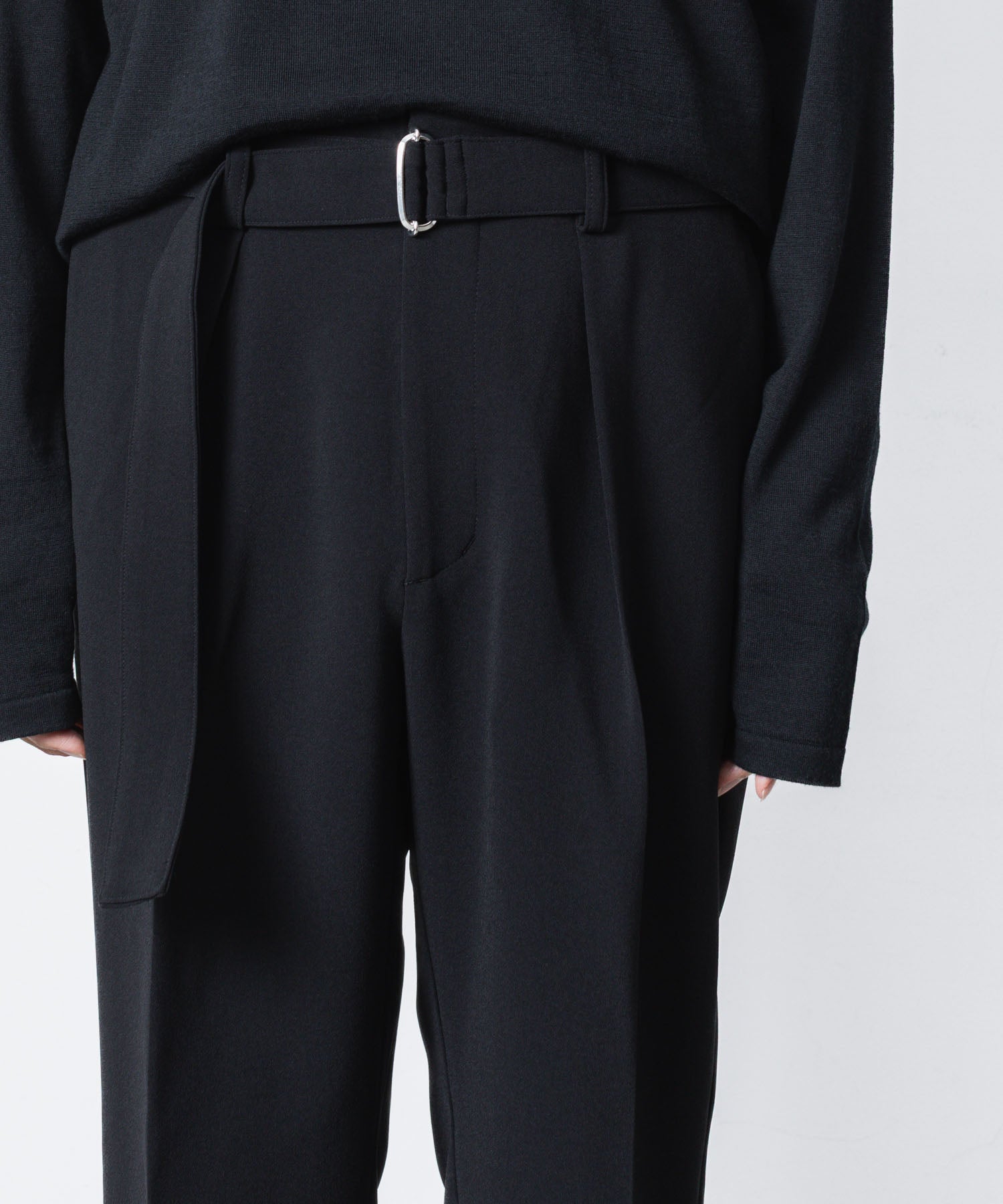 ATTACHMENT アタッチメントのPE STRETCH DOUBLE CLOTH BELTED STRAIGHT TROUSERS - BLACKの公式通販サイトsession福岡セレクトショップ