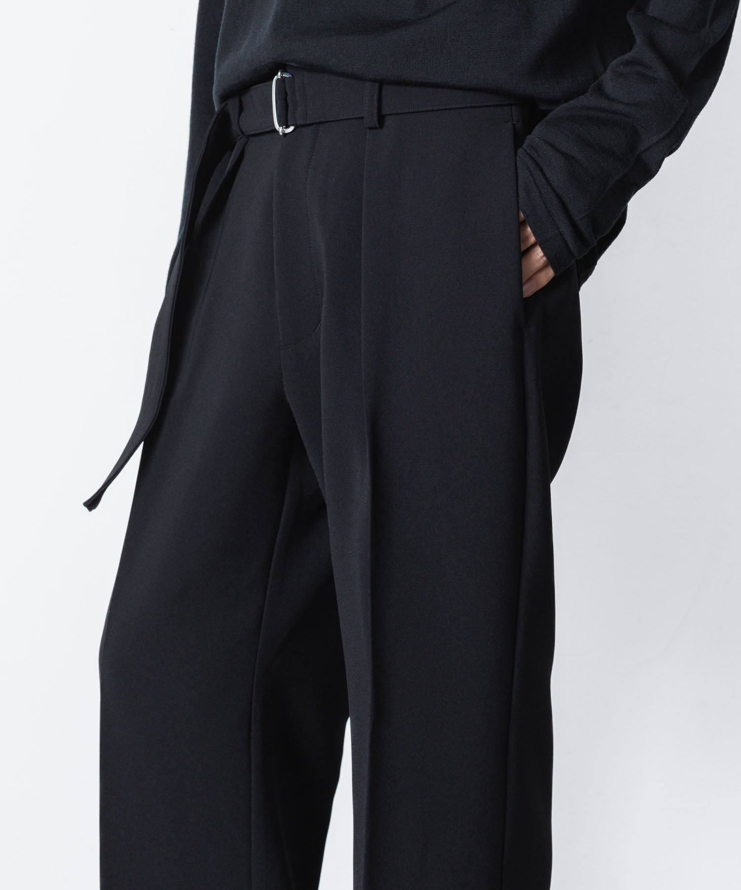 ATTACHMENT アタッチメントのPE STRETCH DOUBLE CLOTH BELTED STRAIGHT TROUSERS - BLACKの公式通販サイトsession福岡セレクトショップ