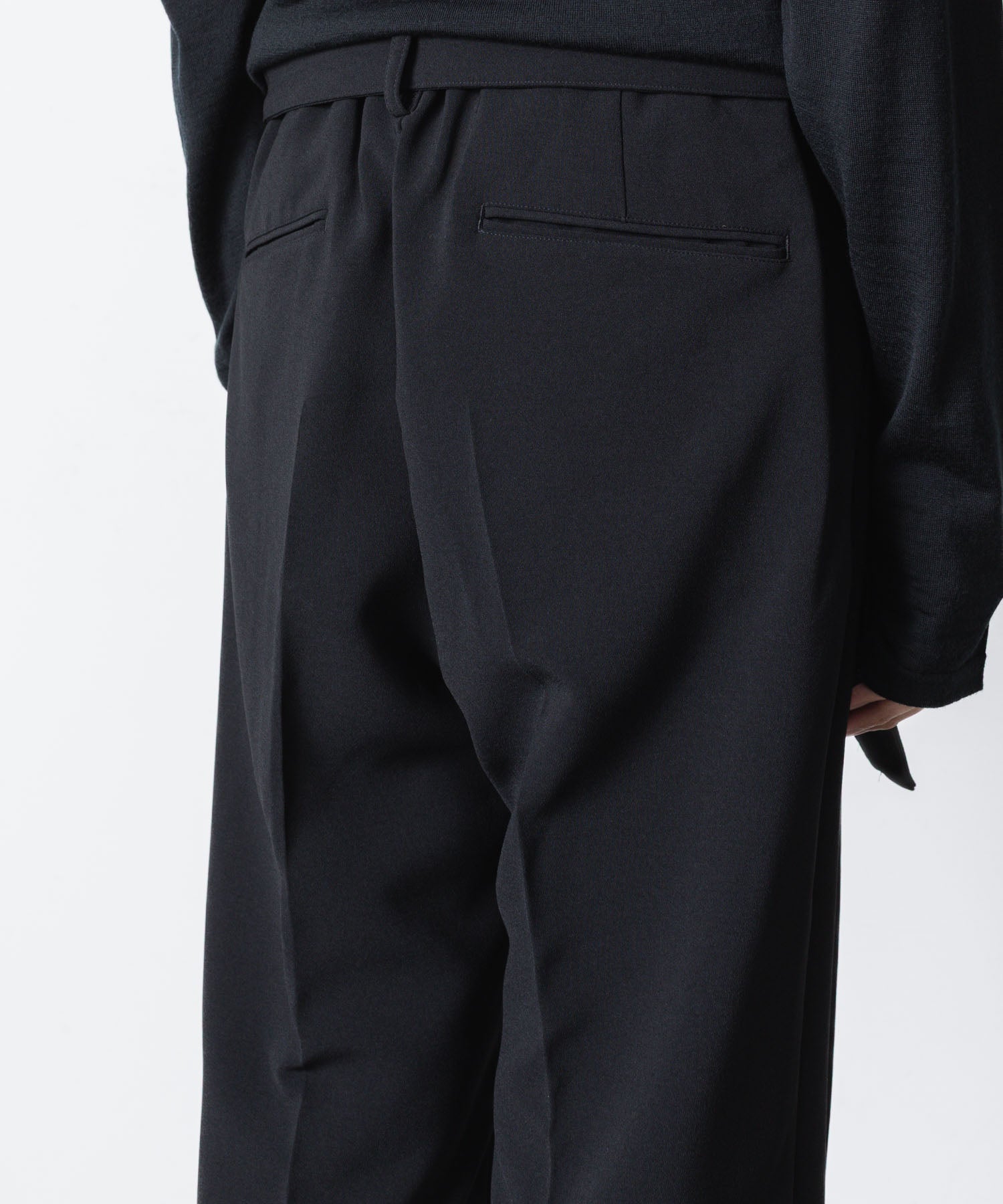 ATTACHMENT アタッチメントのPE STRETCH DOUBLE CLOTH BELTED STRAIGHT TROUSERS - BLACKの公式通販サイトsession福岡セレクトショップ