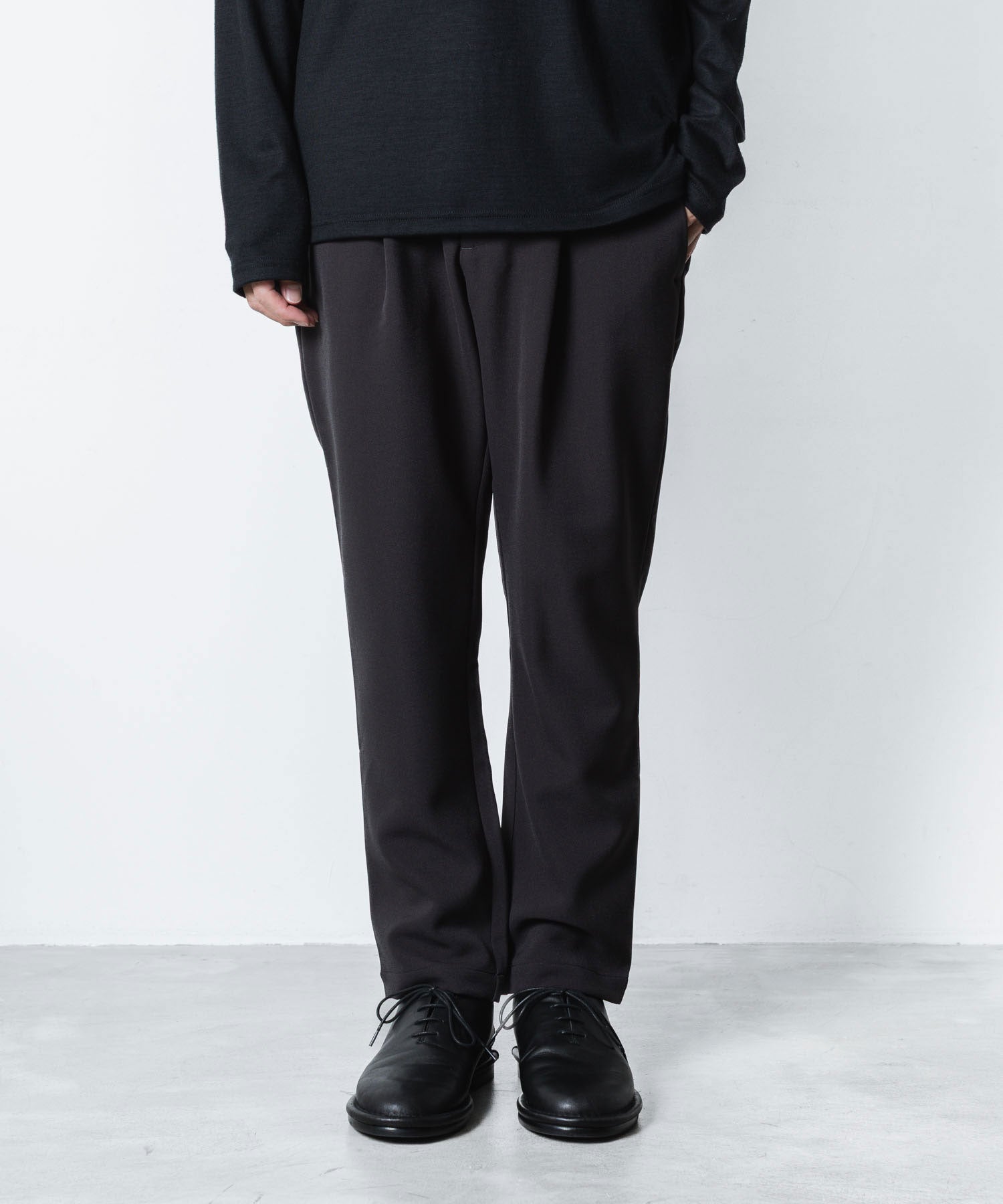 ATTACHMENT アタッチメントのPE STRETCH DOUBLE CLOTH REGULAR FIT EASY TROUSERS - D.GRAYの公式通販サイトsession福岡セレクトショップ
