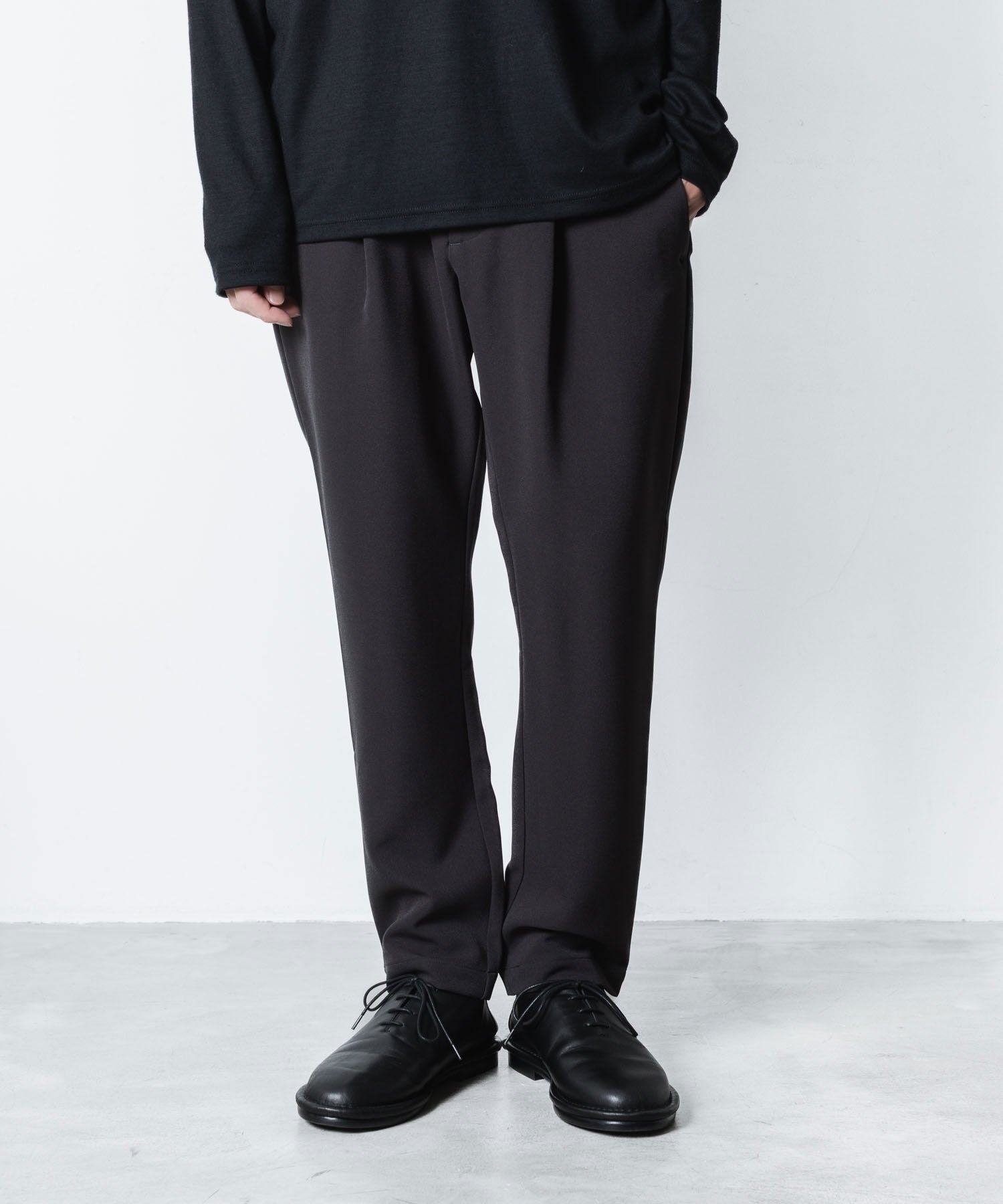 ATTACHMENT アタッチメントのPE STRETCH DOUBLE CLOTH REGULAR FIT EASY TROUSERS - D.GRAYの公式通販サイトsession福岡セレクトショップ