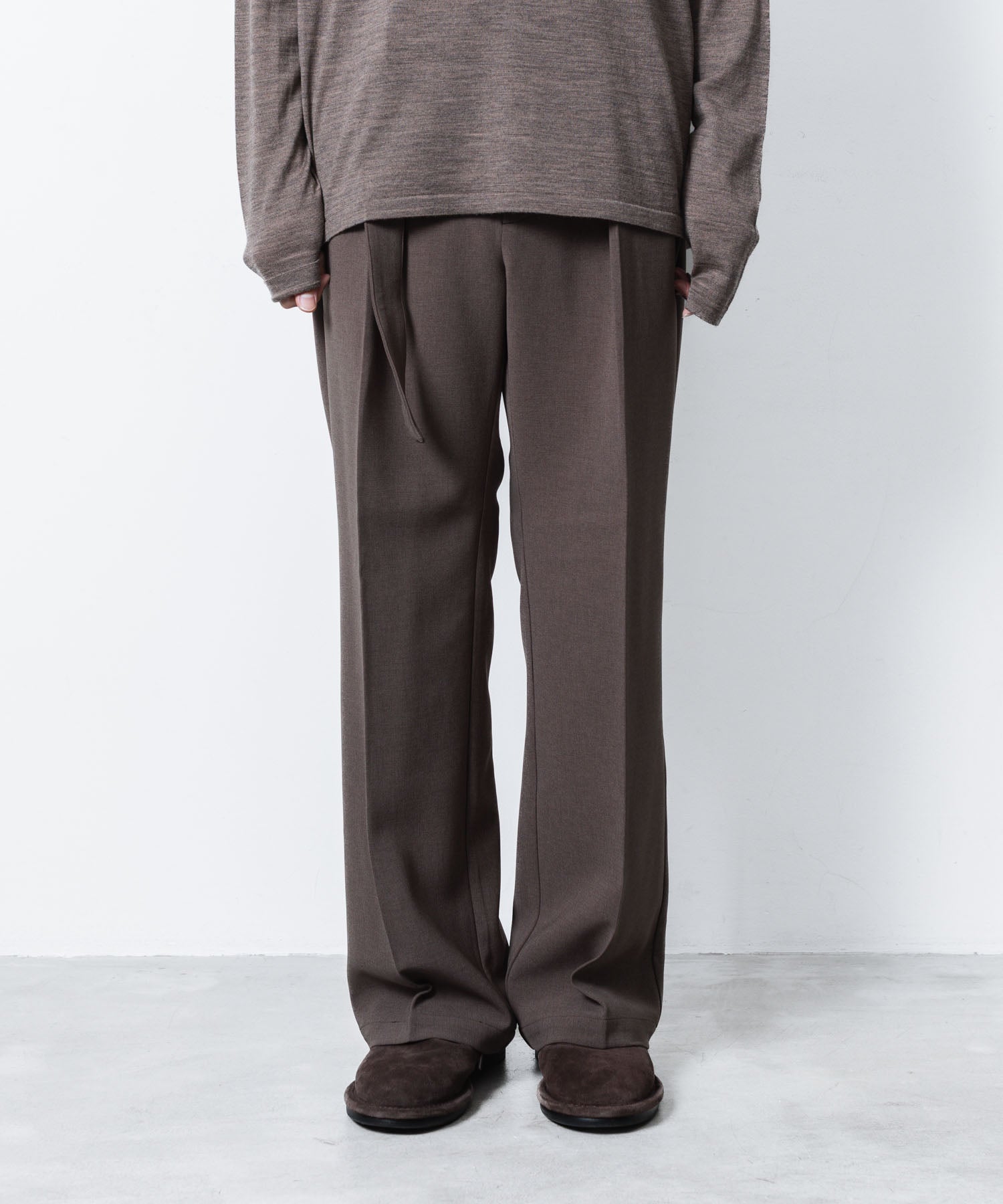 ATTACHMENT アタッチメントのPE STRETCH DOUBLE CLOTH BELTED STRAIGHT TROUSERS - D.KH GRAYの公式通販サイトsession福岡セレクトショップ