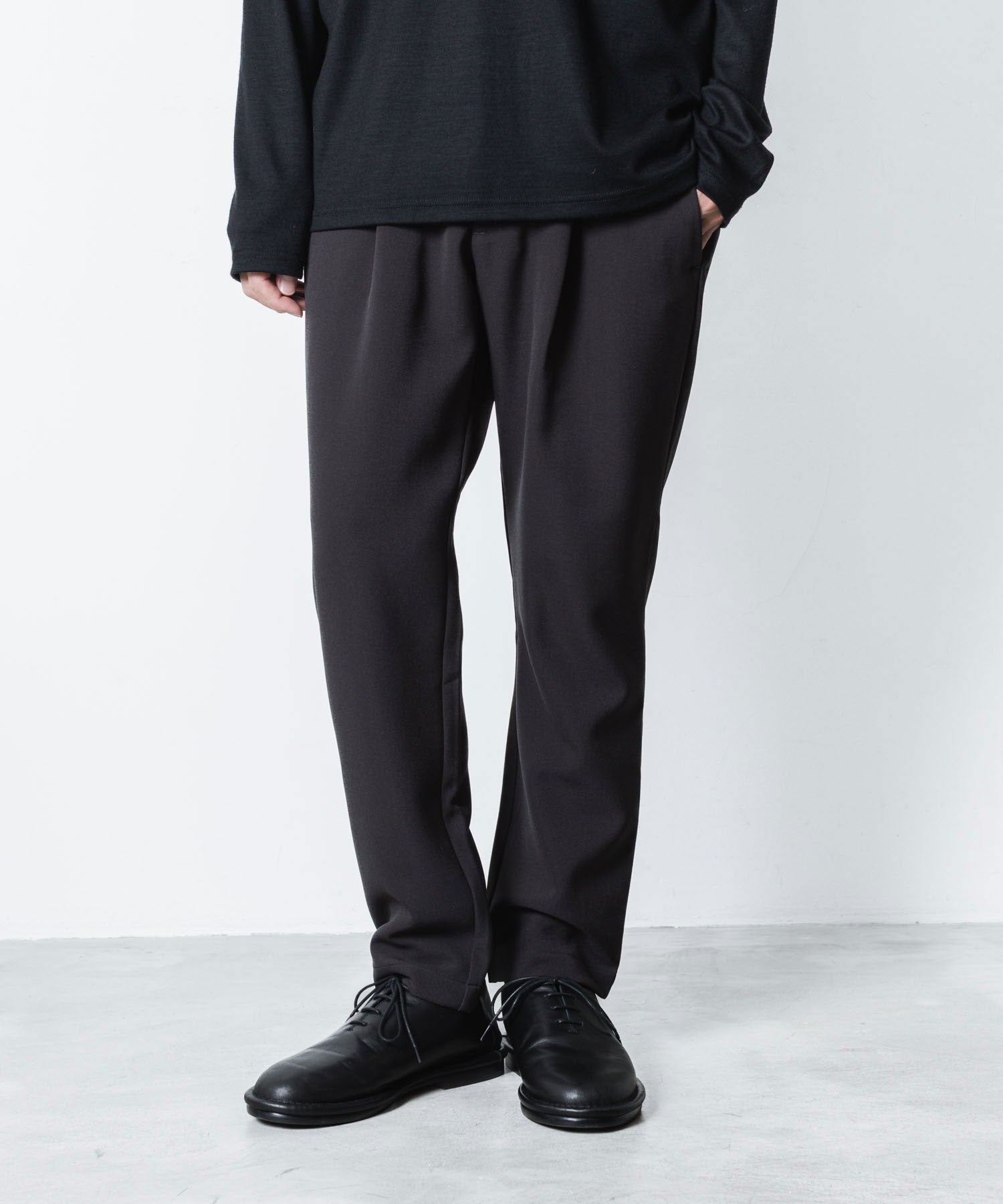 ATTACHMENT アタッチメントのPE STRETCH DOUBLE CLOTH REGULAR FIT EASY TROUSERS - D.GRAYの公式通販サイトsession福岡セレクトショップ