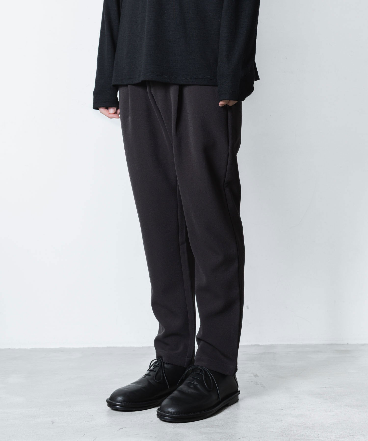 ATTACHMENT アタッチメントのPE STRETCH DOUBLE CLOTH REGULAR FIT EASY TROUSERS - D.GRAYの公式通販サイトsession福岡セレクトショップ