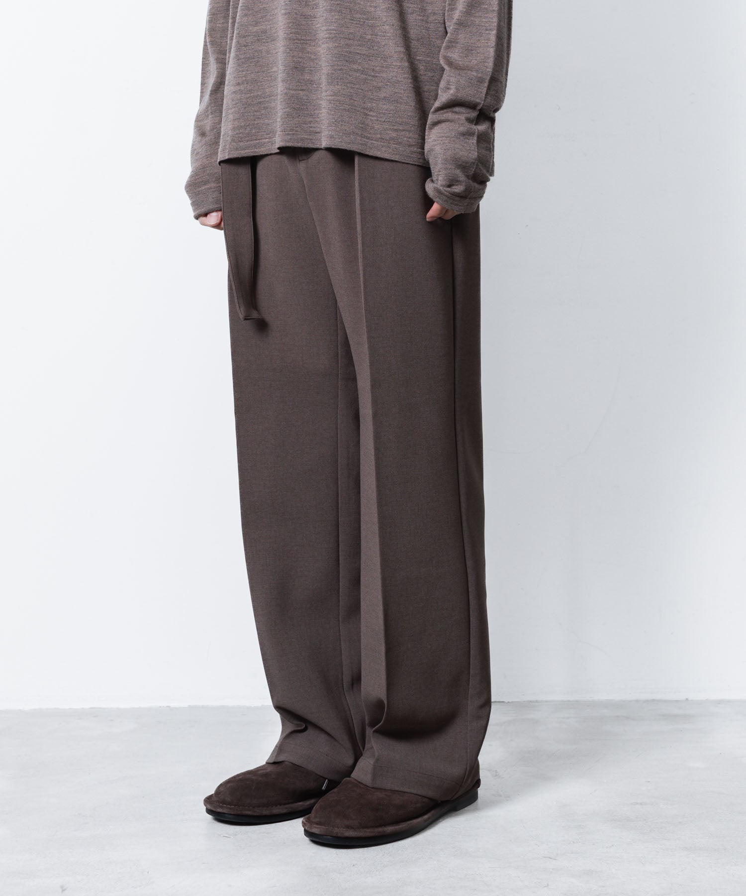 ATTACHMENT アタッチメントのPE STRETCH DOUBLE CLOTH BELTED STRAIGHT TROUSERS - D.KH GRAYの公式通販サイトsession福岡セレクトショップ