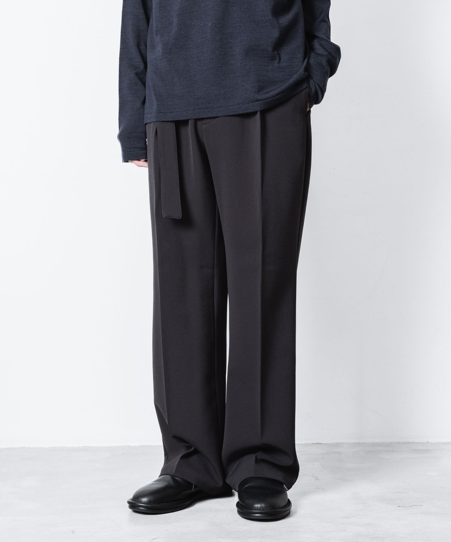 ATTACHMENT アタッチメントのPE STRETCH DOUBLE CLOTH BELTED STRAIGHT TROUSERS - D.GRAYの公式通販サイトsession福岡セレクトショップ