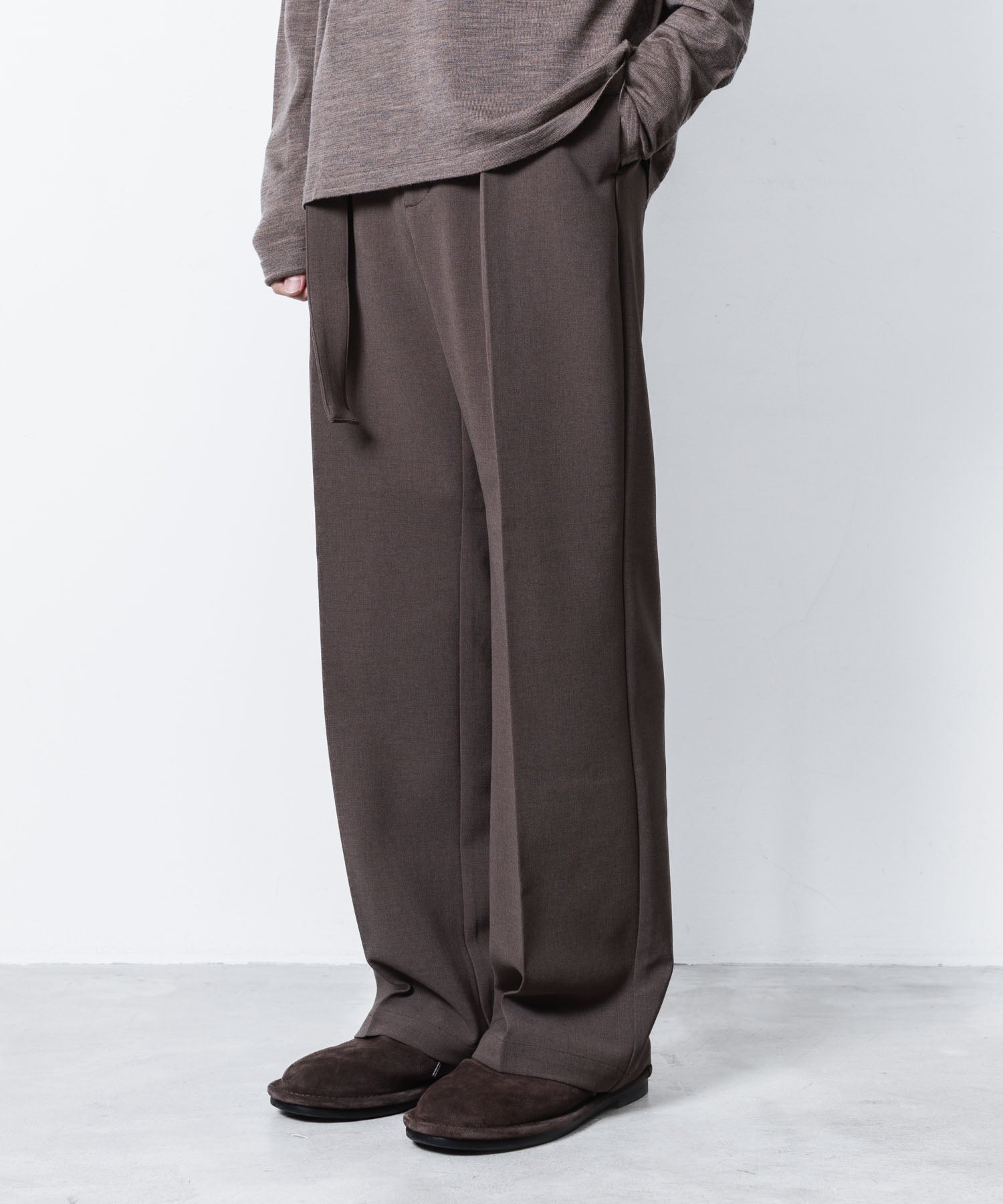 ATTACHMENT アタッチメントのPE STRETCH DOUBLE CLOTH BELTED STRAIGHT TROUSERS - D.KH GRAYの公式通販サイトsession福岡セレクトショップ