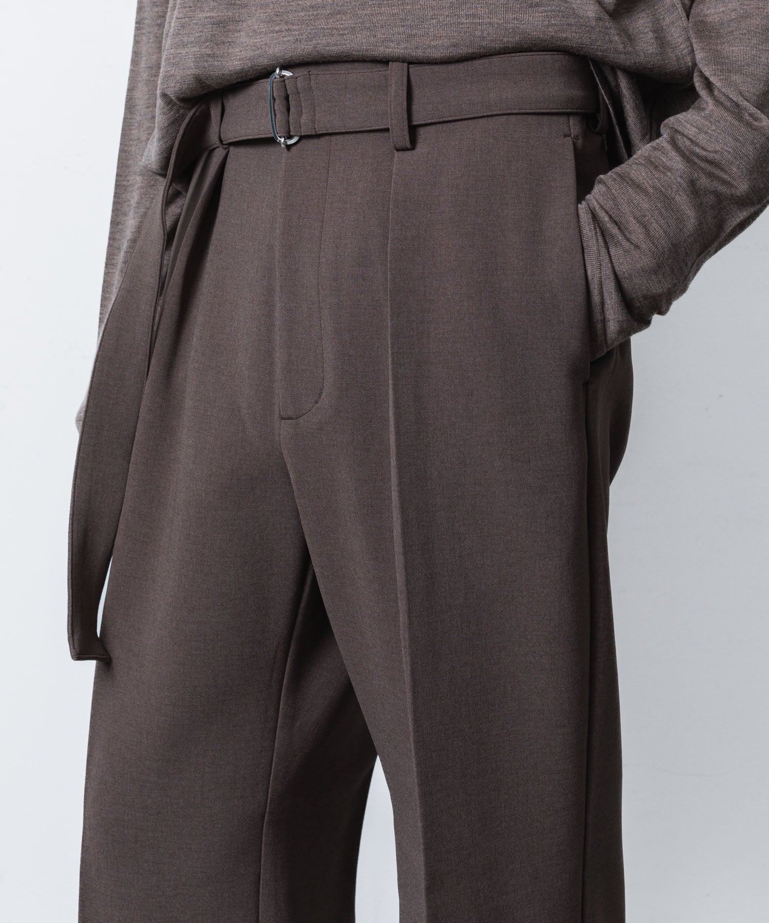ATTACHMENT アタッチメントのPE STRETCH DOUBLE CLOTH BELTED STRAIGHT TROUSERS - D.KH GRAYの公式通販サイトsession福岡セレクトショップ
