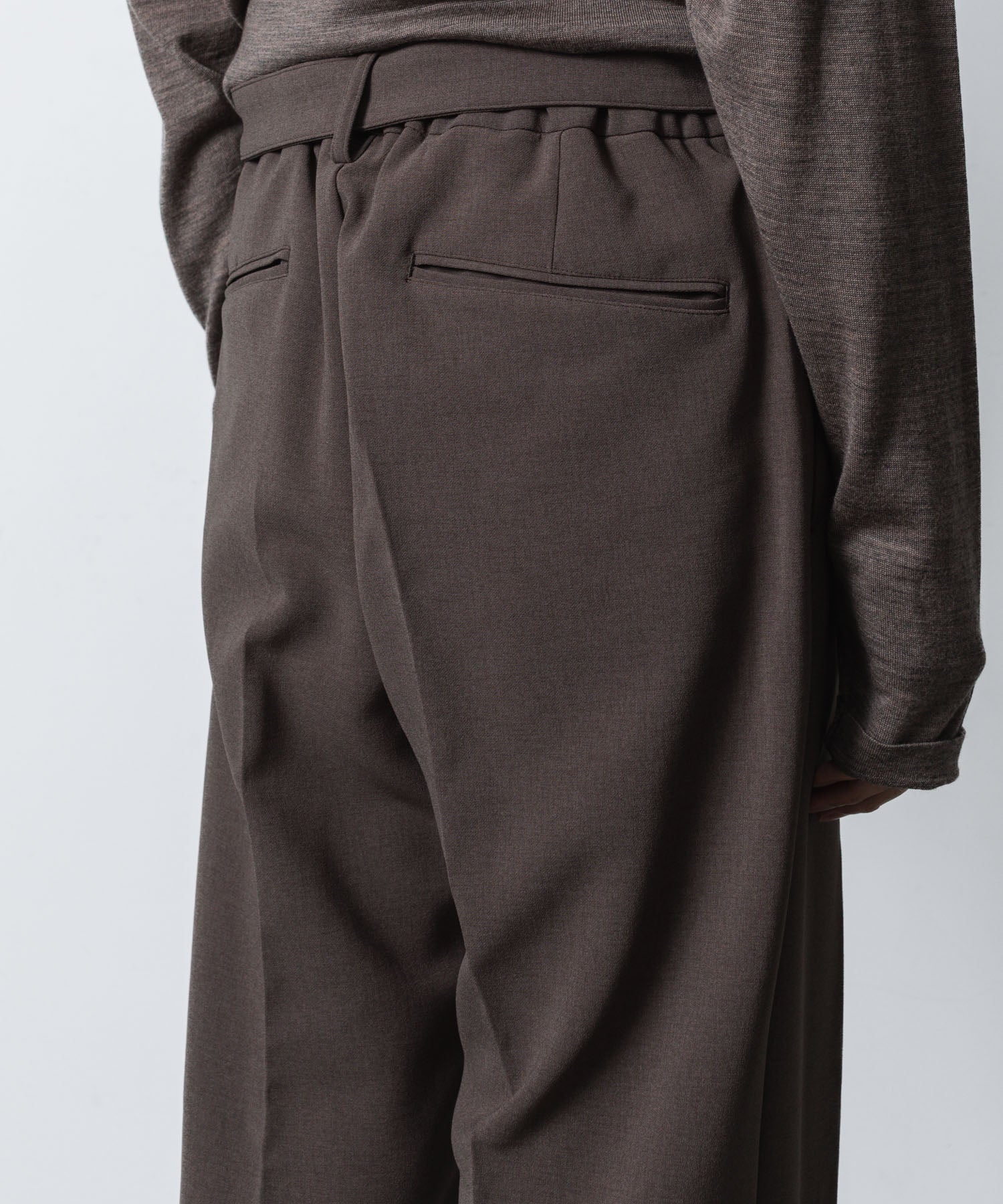 ATTACHMENT アタッチメントのPE STRETCH DOUBLE CLOTH BELTED STRAIGHT TROUSERS - D.KH GRAYの公式通販サイトsession福岡セレクトショップ