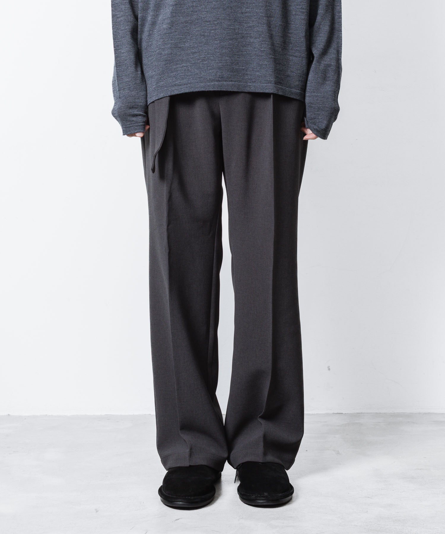 ATTACHMENT アタッチメントのPE STRETCH DOUBLE CLOTH BELTED STRAIGHT TROUSERS - X.GRAYの公式通販サイトsession福岡セレクトショップ