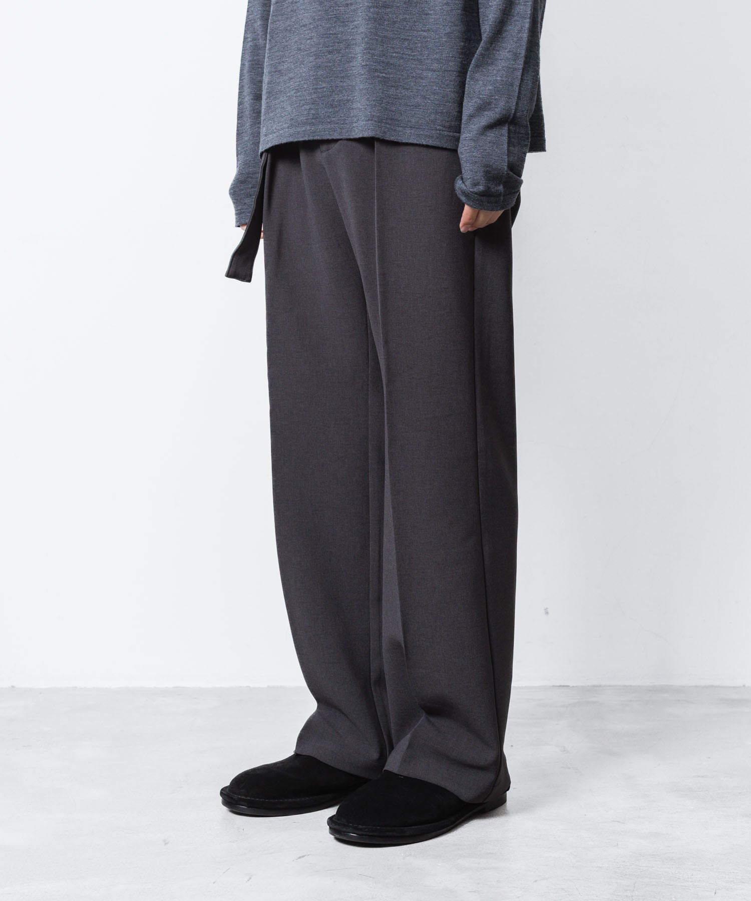 ATTACHMENT アタッチメントのPE STRETCH DOUBLE CLOTH BELTED STRAIGHT TROUSERS - X.GRAYの公式通販サイトsession福岡セレクトショップ