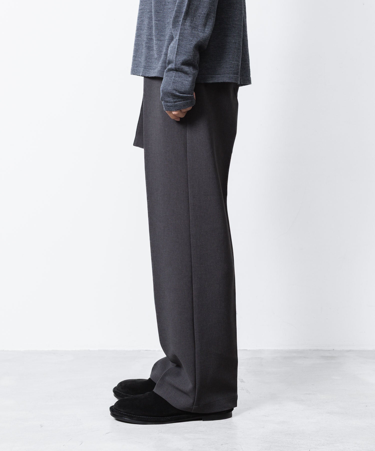 ATTACHMENT アタッチメントのPE STRETCH DOUBLE CLOTH BELTED STRAIGHT TROUSERS - X.GRAYの公式通販サイトsession福岡セレクトショップ