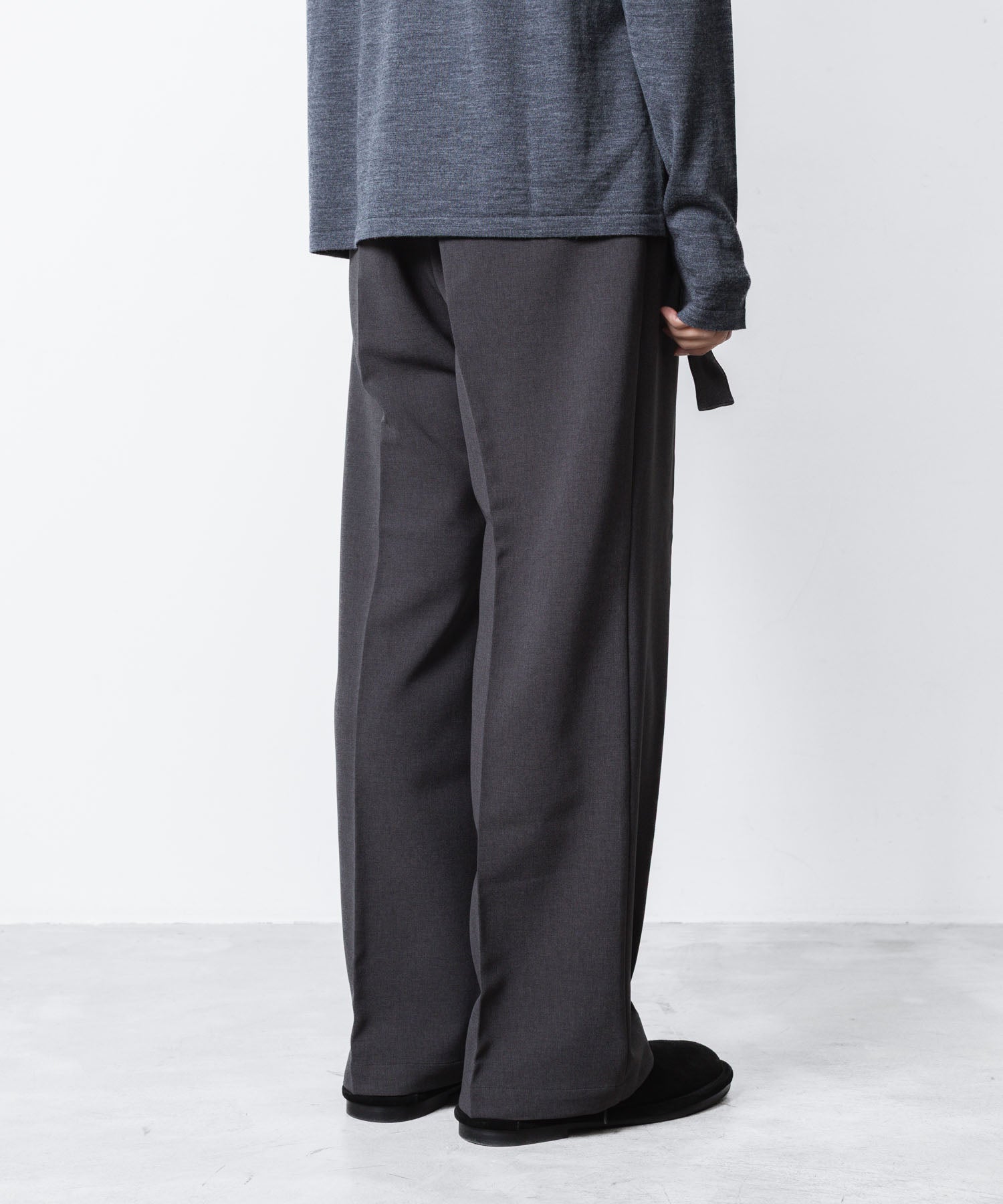 ATTACHMENT アタッチメントのPE STRETCH DOUBLE CLOTH BELTED STRAIGHT TROUSERS - X.GRAYの公式通販サイトsession福岡セレクトショップ