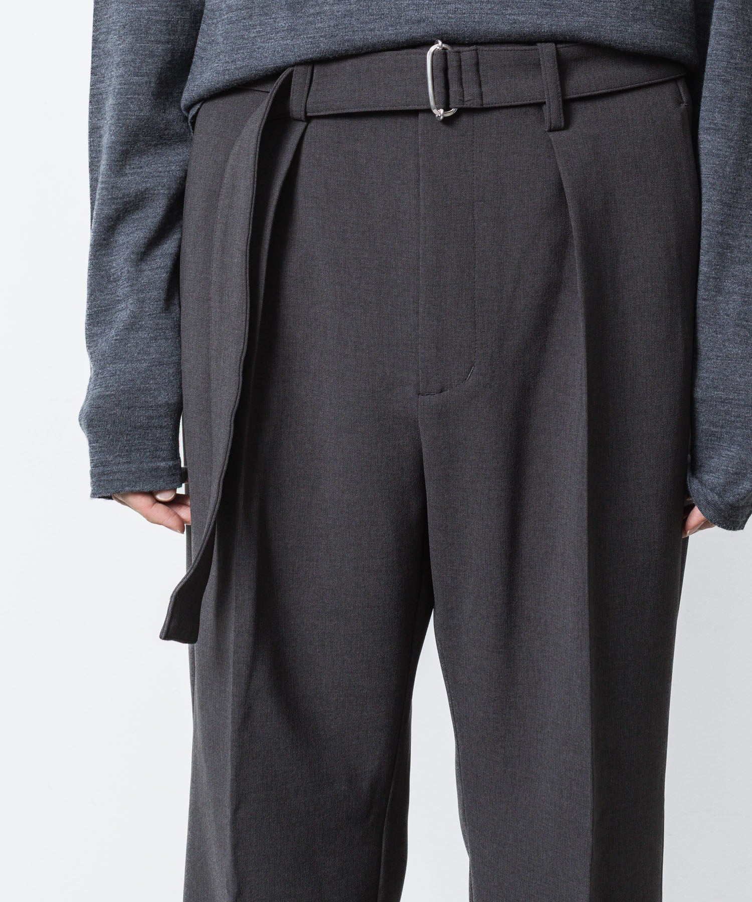 ATTACHMENT アタッチメントのPE STRETCH DOUBLE CLOTH BELTED STRAIGHT TROUSERS - X.GRAYの公式通販サイトsession福岡セレクトショップ