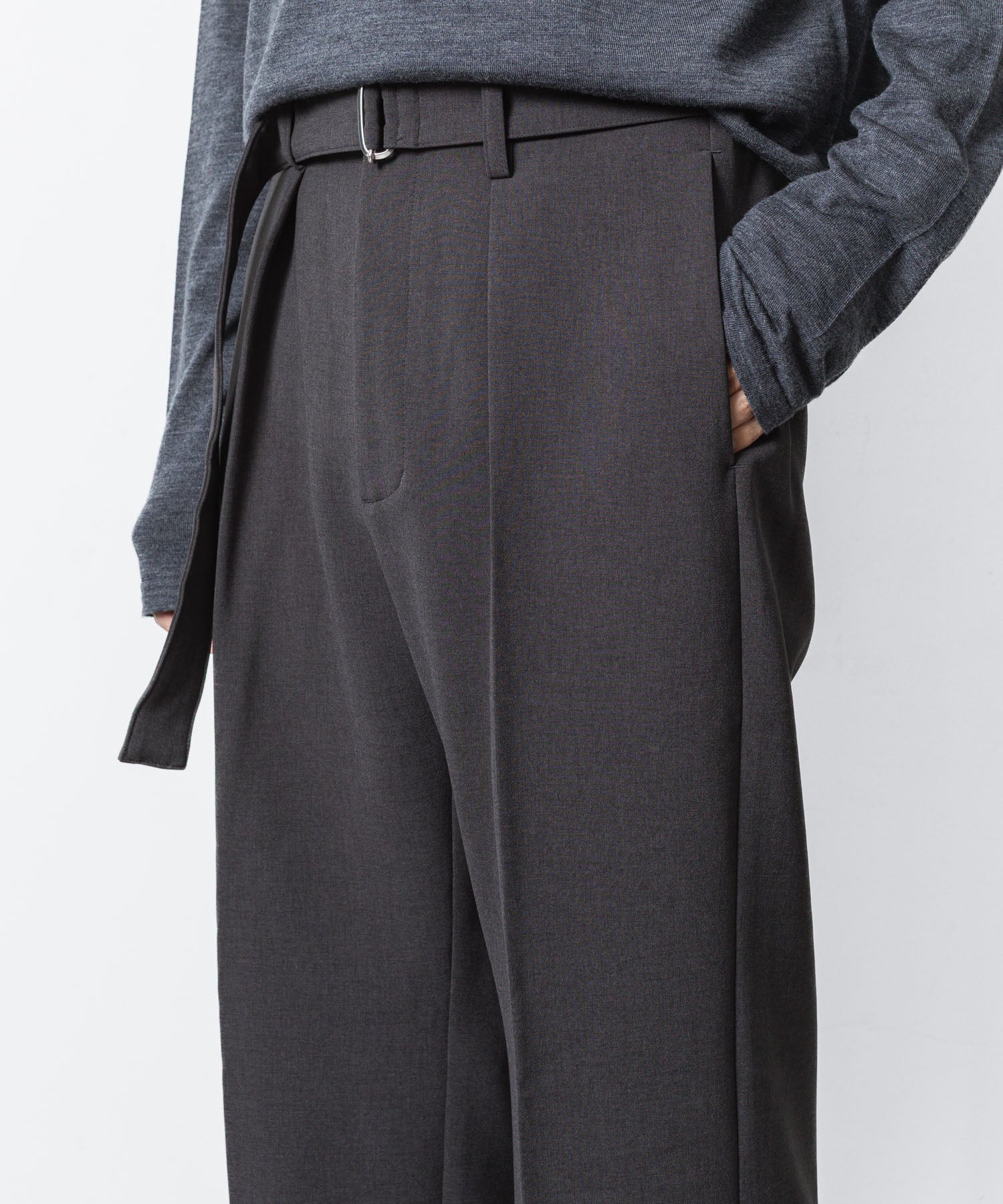 ATTACHMENT アタッチメントのPE STRETCH DOUBLE CLOTH BELTED STRAIGHT TROUSERS - X.GRAYの公式通販サイトsession福岡セレクトショップ