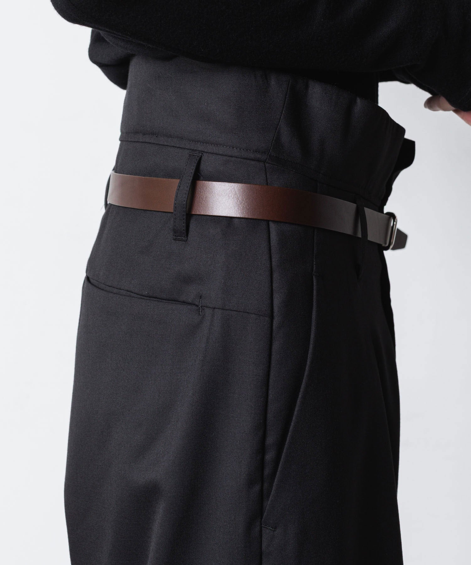 ATTACHMENT アタッチメントのCOW LEATHER BUCKLE LESS BELT - BROWNの公式通販サイトsession福岡セレクトショップ