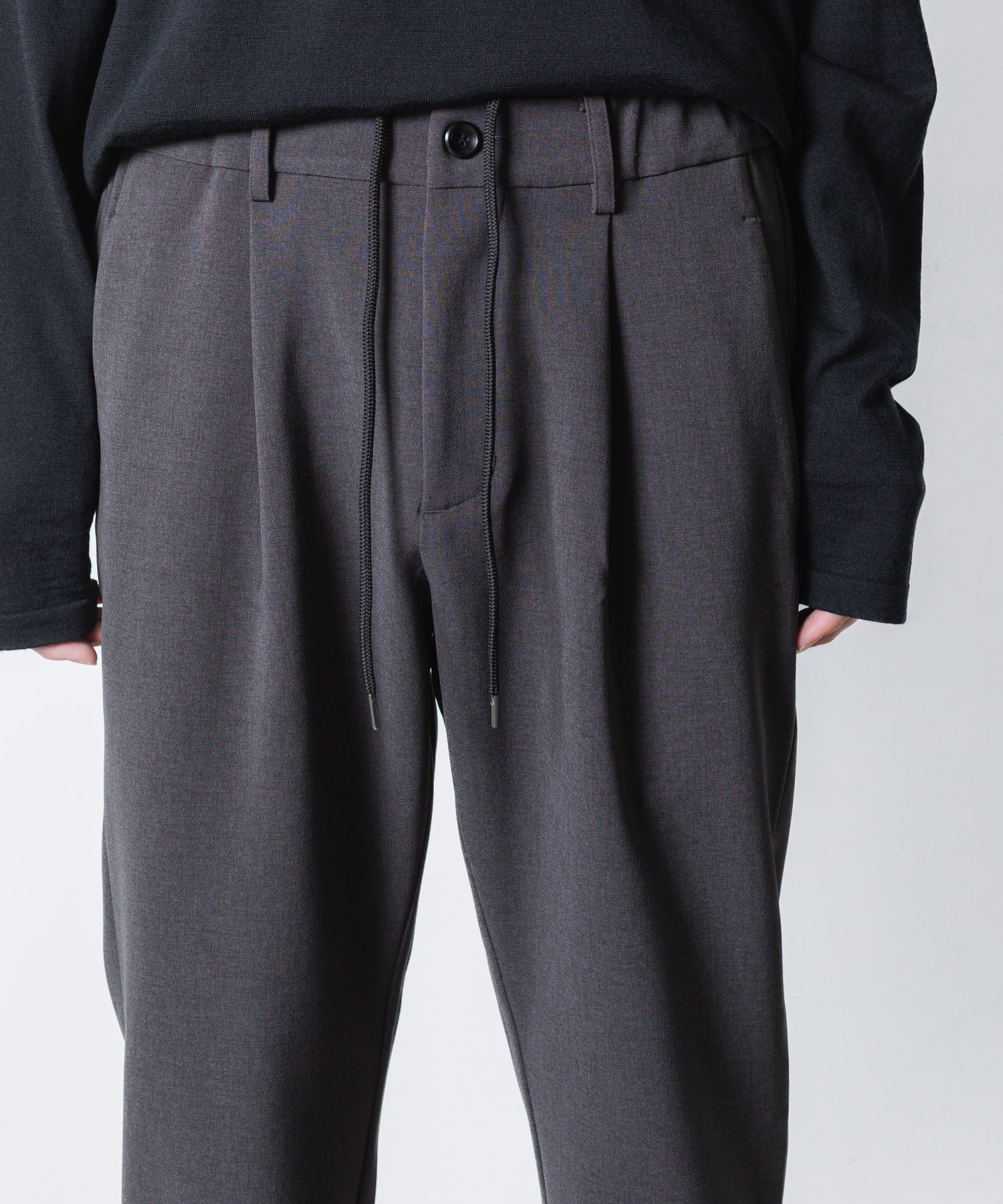 ATTACHMENT アタッチメントのPE STRETCH DOUBLE CLOTH REGULAR FIT EASY TROUSERS - X.GRAYの公式通販サイトsession福岡セレクトショップ