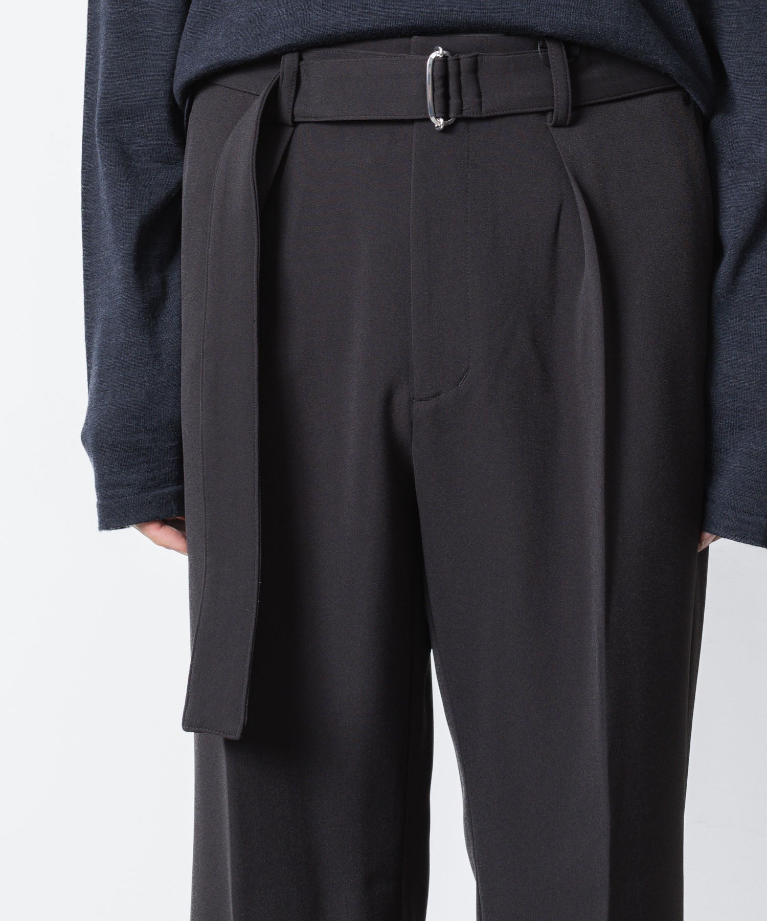 ATTACHMENT アタッチメントのPE STRETCH DOUBLE CLOTH BELTED STRAIGHT TROUSERS - D.GRAYの公式通販サイトsession福岡セレクトショップ