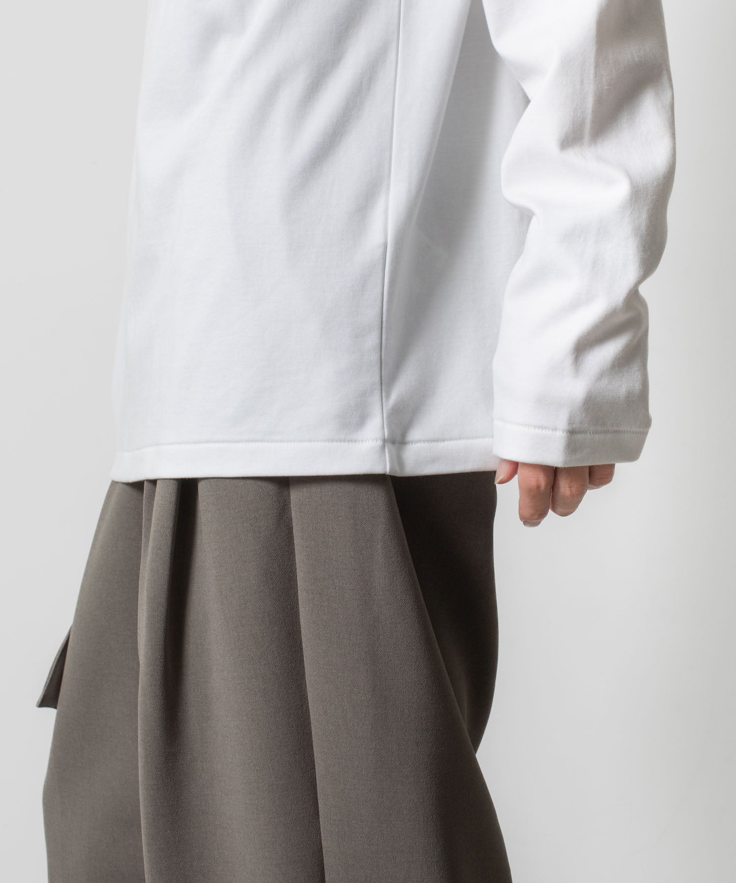 ATTACHMENT アタッチメントのCOTTON DOUBLE FACE SLIM FIT HIGHNECK L/S TEE - WHITEの公式通販サイトsession福岡セレクトショップ