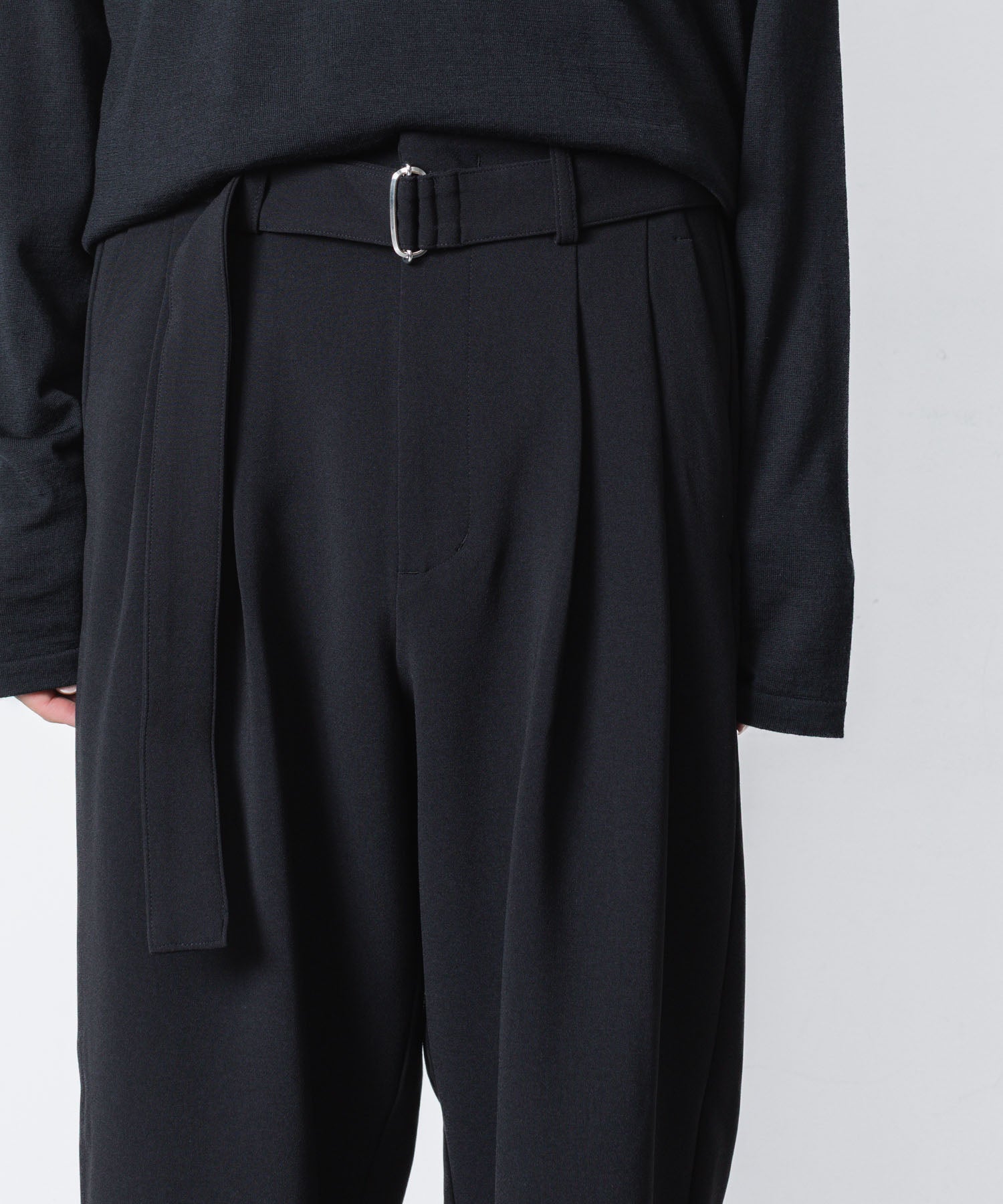 ATTACHMENT アタッチメントのPE STRETCH DOUBLE CLOTH BELTED WIDE TAPERD TROUSERS - BLACKの公式通販サイトsession福岡セレクトショップ