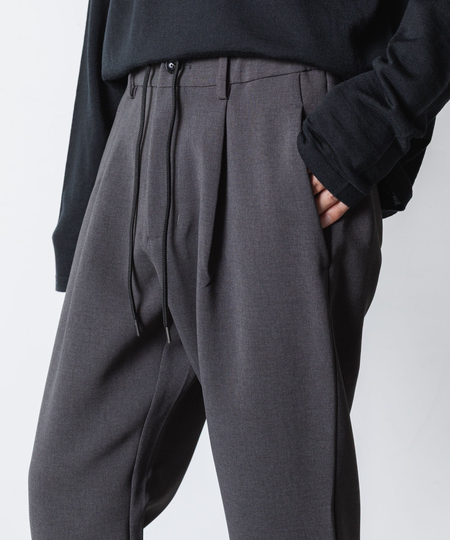 ATTACHMENT アタッチメントのPE STRETCH DOUBLE CLOTH REGULAR FIT EASY TROUSERS - X.GRAYの公式通販サイトsession福岡セレクトショップ