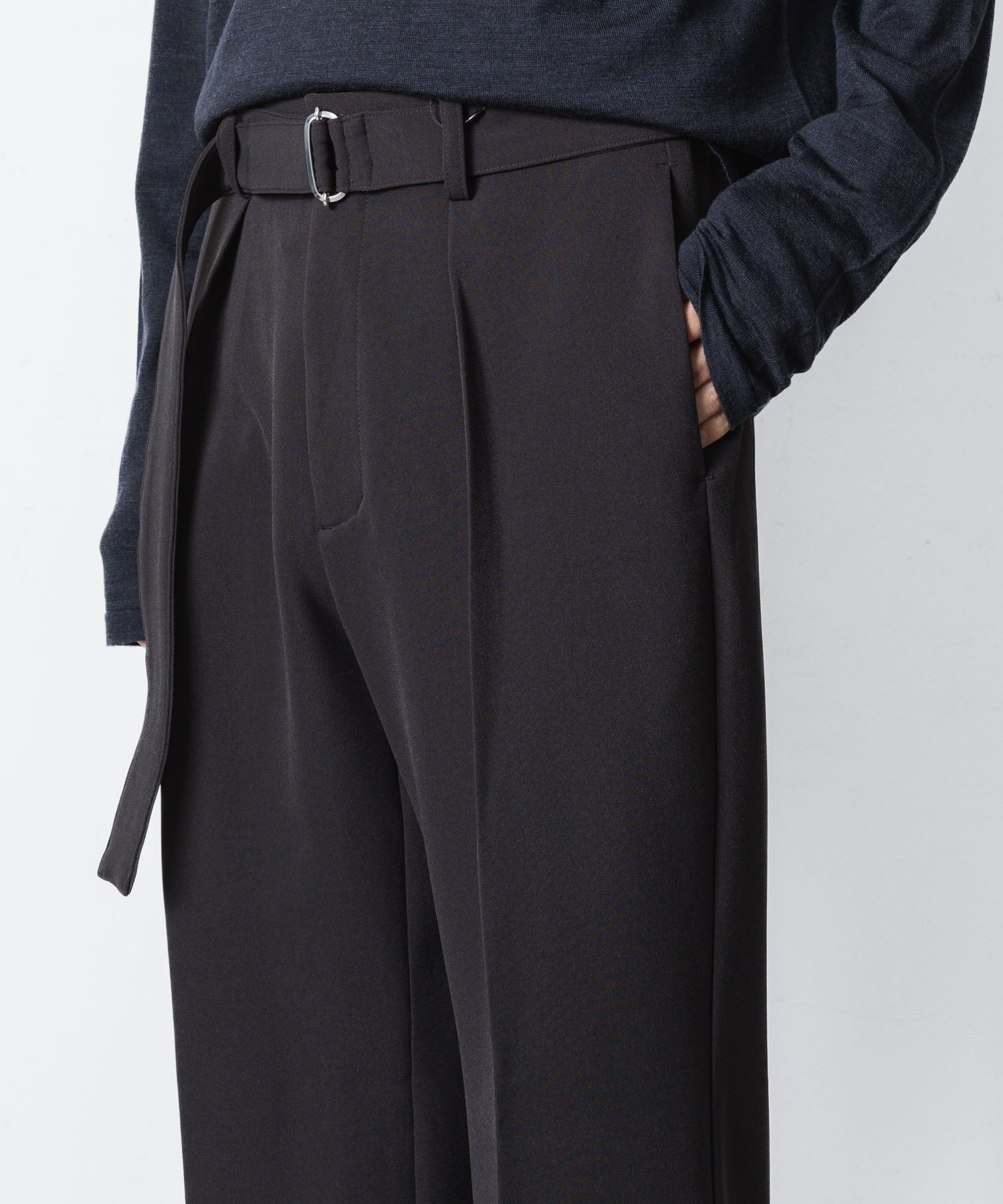 ATTACHMENT アタッチメントのPE STRETCH DOUBLE CLOTH BELTED STRAIGHT TROUSERS - D.GRAYの公式通販サイトsession福岡セレクトショップ