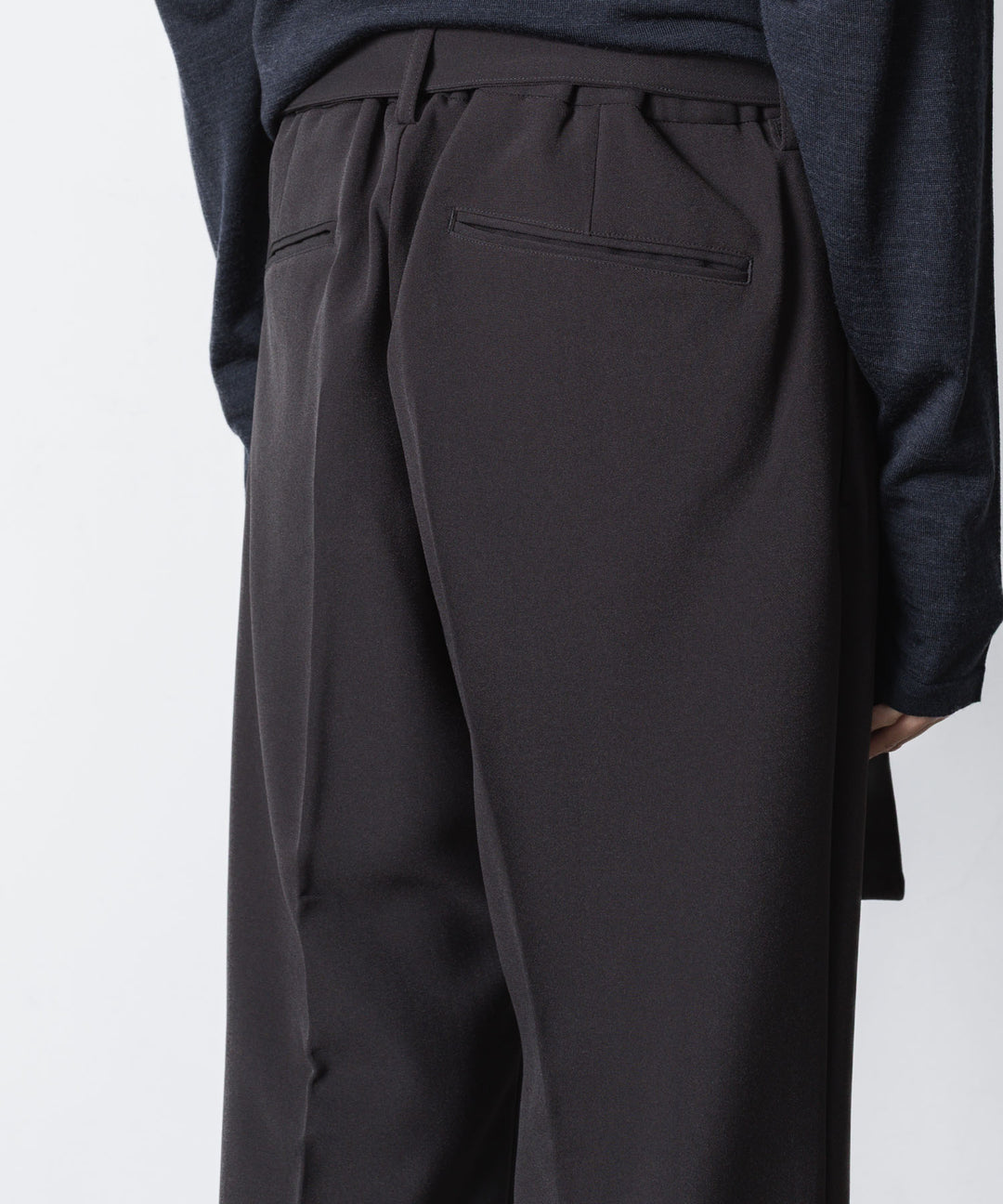 ATTACHMENT アタッチメントのPE STRETCH DOUBLE CLOTH BELTED STRAIGHT TROUSERS - D.GRAYの公式通販サイトsession福岡セレクトショップ