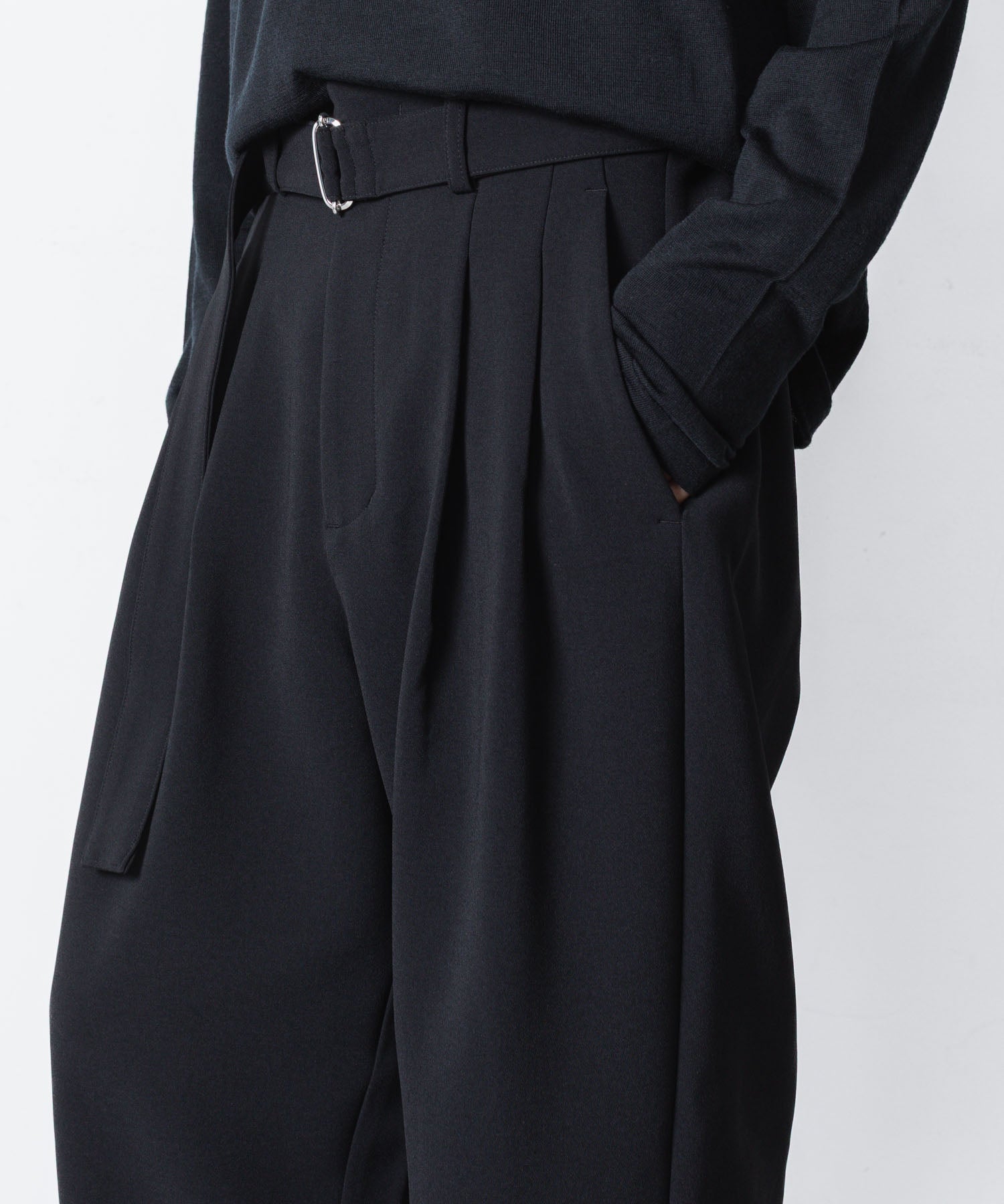 ATTACHMENT アタッチメントのPE STRETCH DOUBLE CLOTH BELTED WIDE TAPERD TROUSERS - BLACKの公式通販サイトsession福岡セレクトショップ