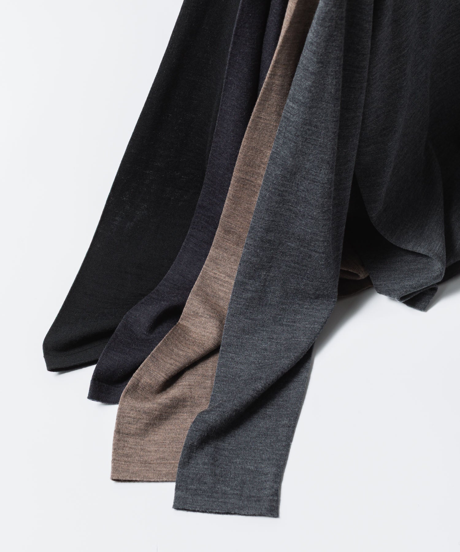 ATTACHMENT アタッチメントの× JOHN SMEDLEY MERINO EXTRAFINE WELTED CREW NECK L/S - BLACKの公式通販サイトsession福岡セレクトショップ