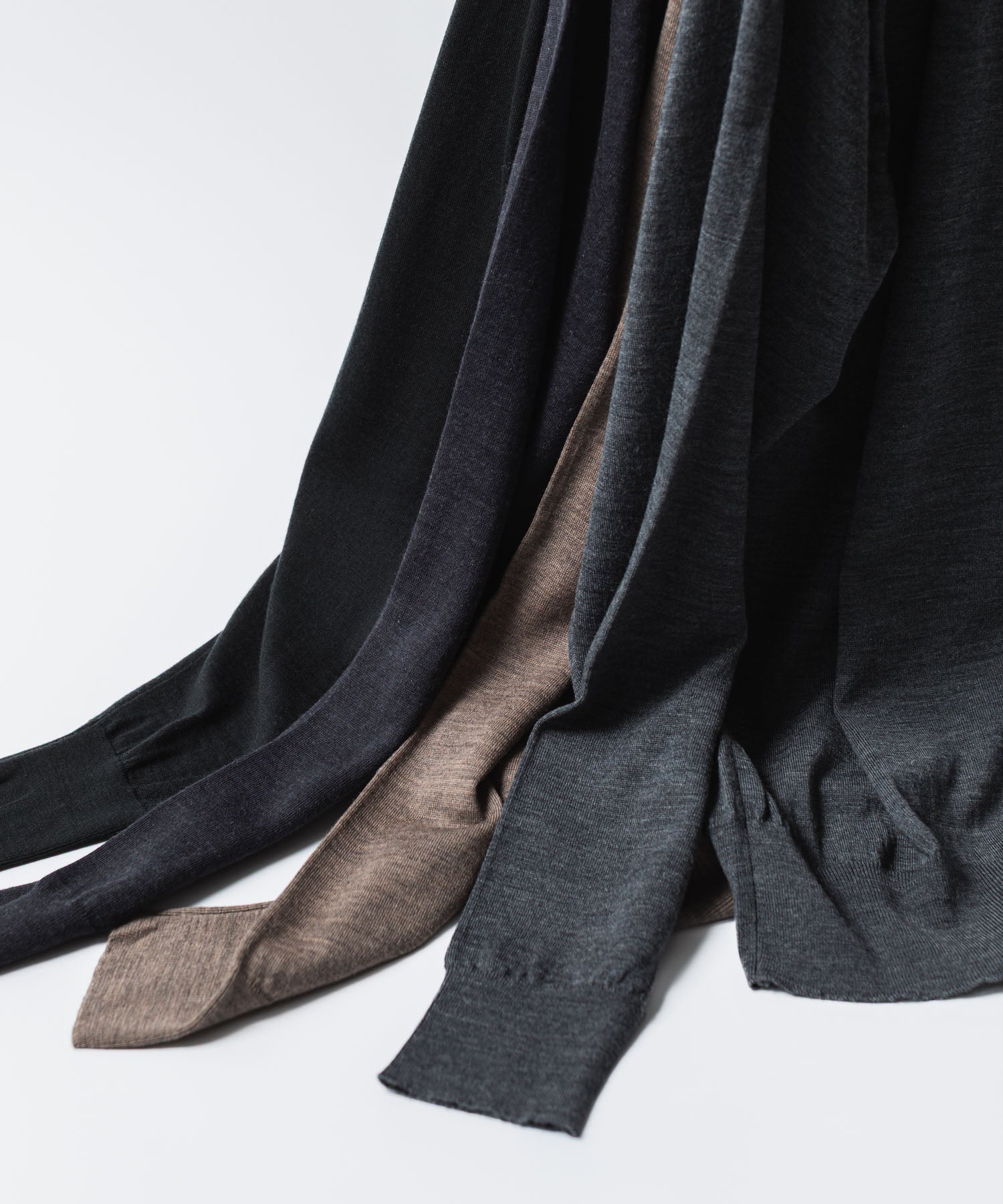 ATTACHMENT アタッチメント × JOHN SMEDLEYの× JOHN SMEDLEY MERINO EXTRAFINE BUTTONLESS V NECK CARDIGAN - D.NAVYの公式通販サイトsession福岡セレクトショップ