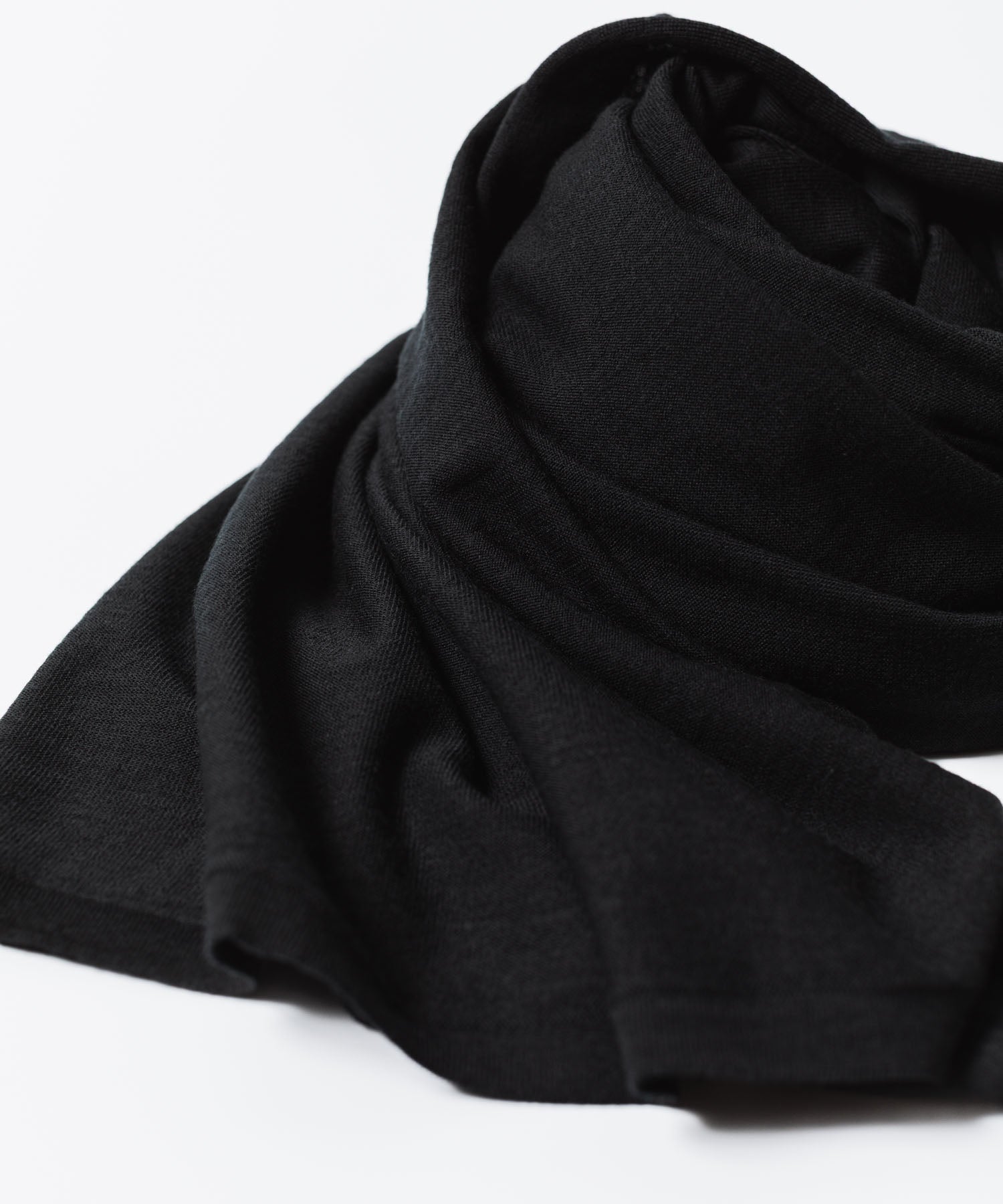 ATTACHMENT アタッチメント × JOHN SMEDLEYの× JOHN SMEDLEY MERINO EXTRAFINE WIDE STOLE - BLACKの公式通販サイトsession福岡セレクトショップ
