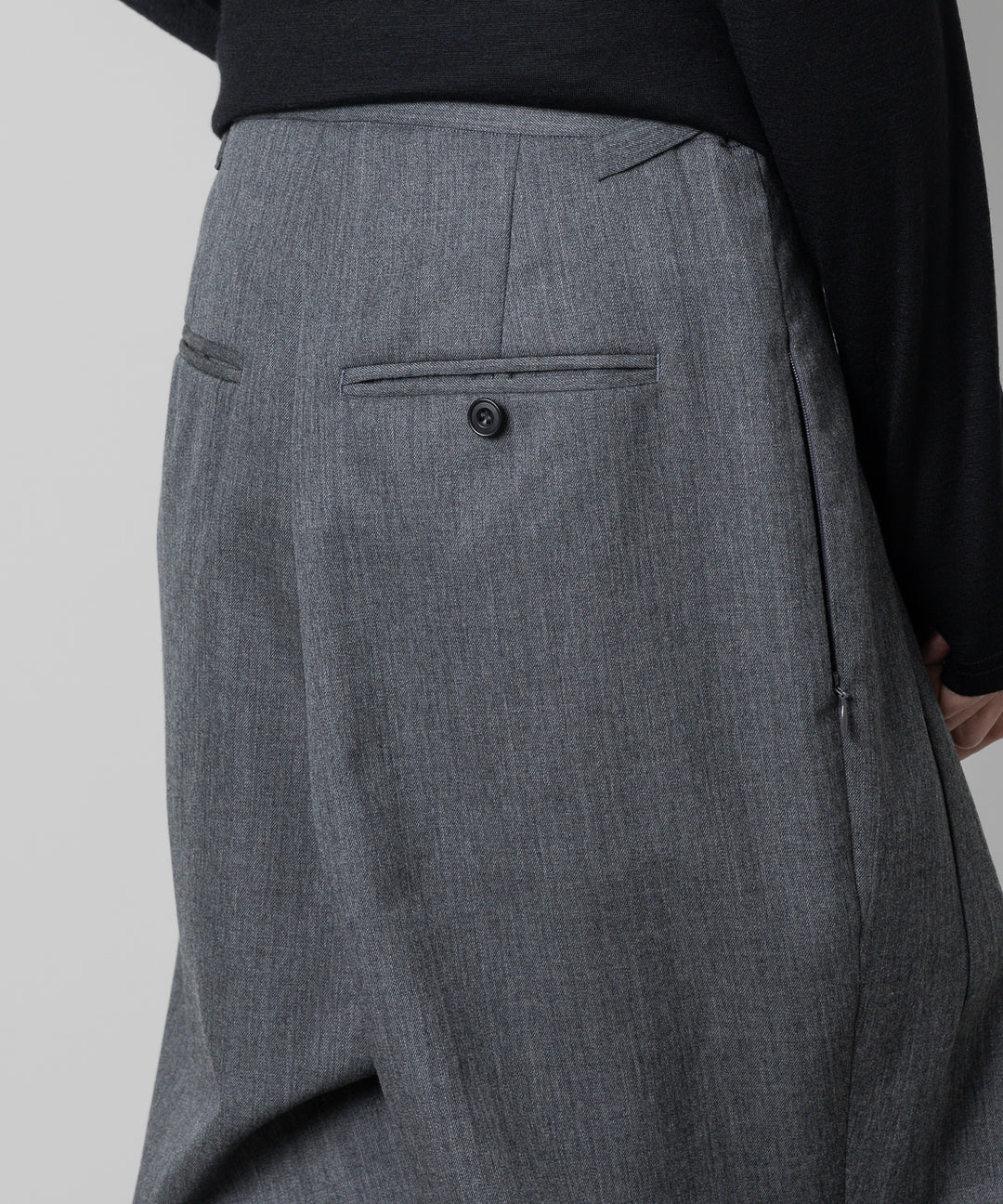 ato(アトウ)のWOOL 2TACK TAPERED PANTSのCHARCOAL