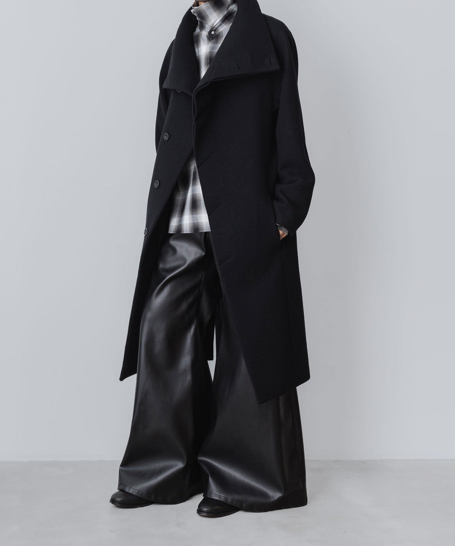 ato(アトウ)のSYNTHETIC LEATHER WIDE FLAIR PANTS - BLACKの公式通販サイトsession福岡セレクトショップ