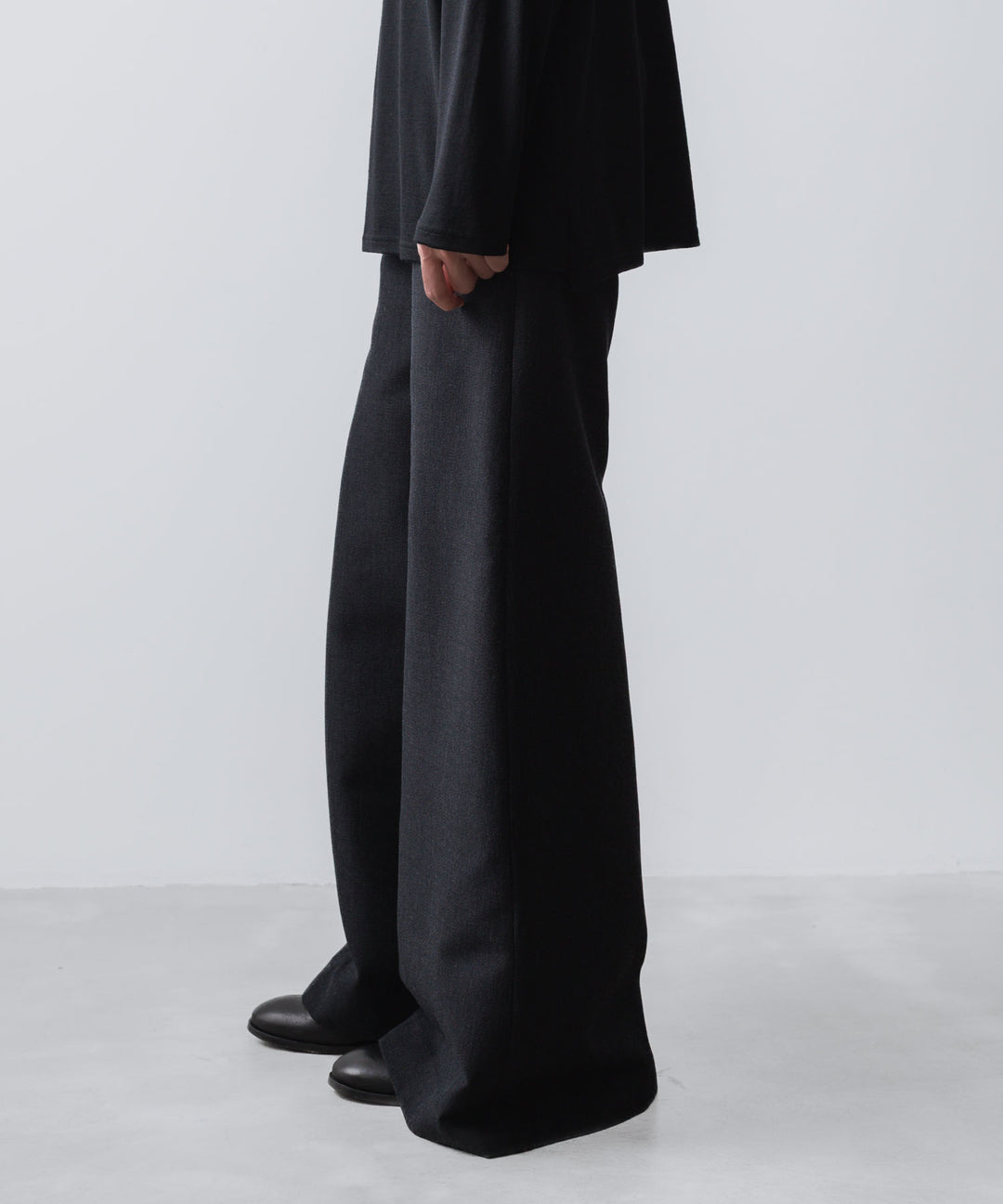 ato(アトウ)のRECYCLE POLYESTER/WOOL WIDE FLAIR PANTS - BLACKの公式通販サイトsession福岡セレクトショップ