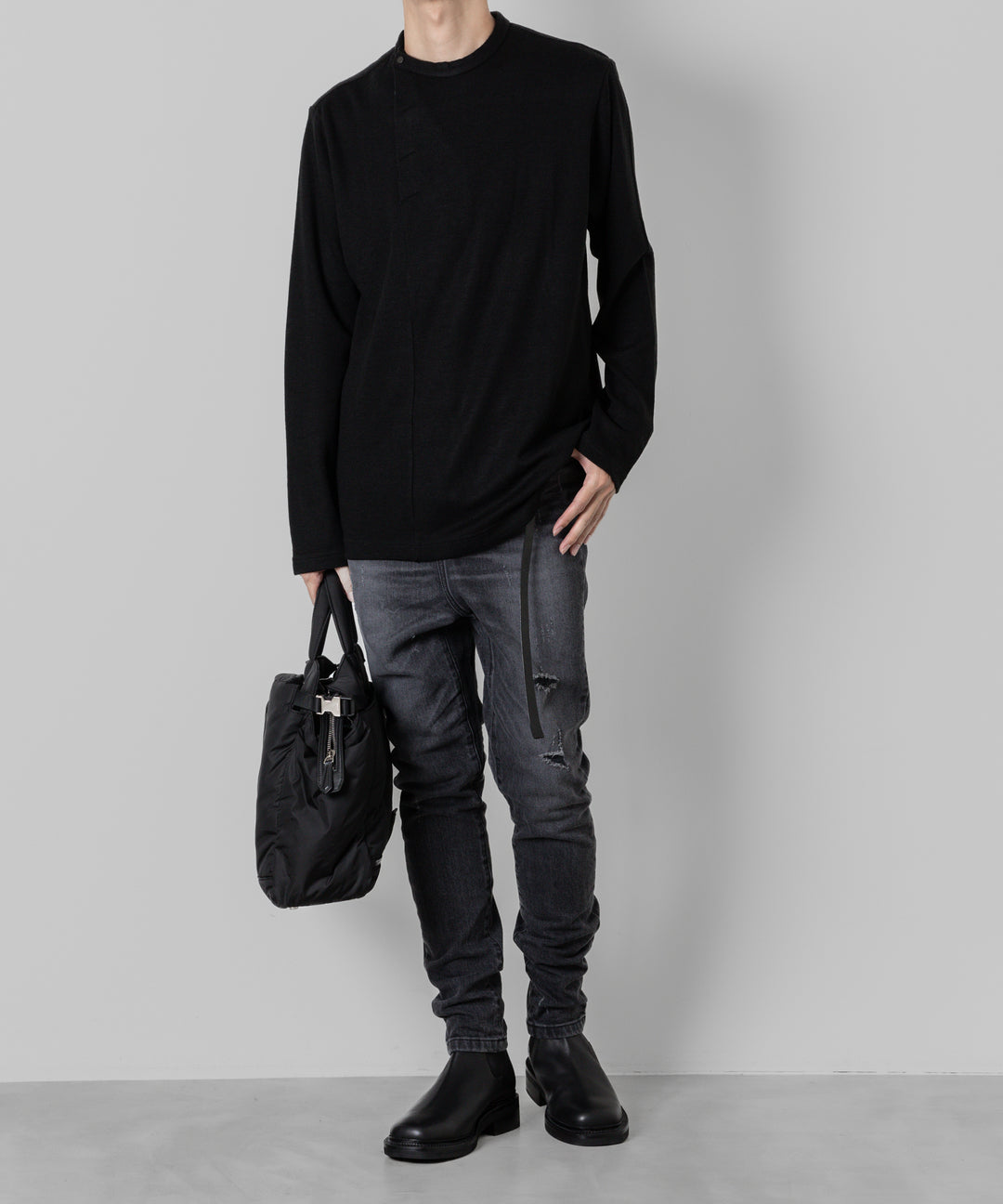 ato(アトウ)の23awコレクションのDAMAGED STRETCH SARROUEL DENIM PANTSのBLACK