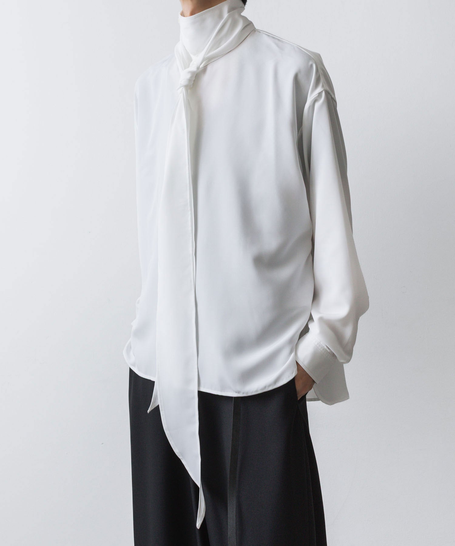 ato(アトウ)のCREPE DE CHINE  SHORT SCARF SHIRT - WHITEの公式通販サイトsession福岡セレクトショップ